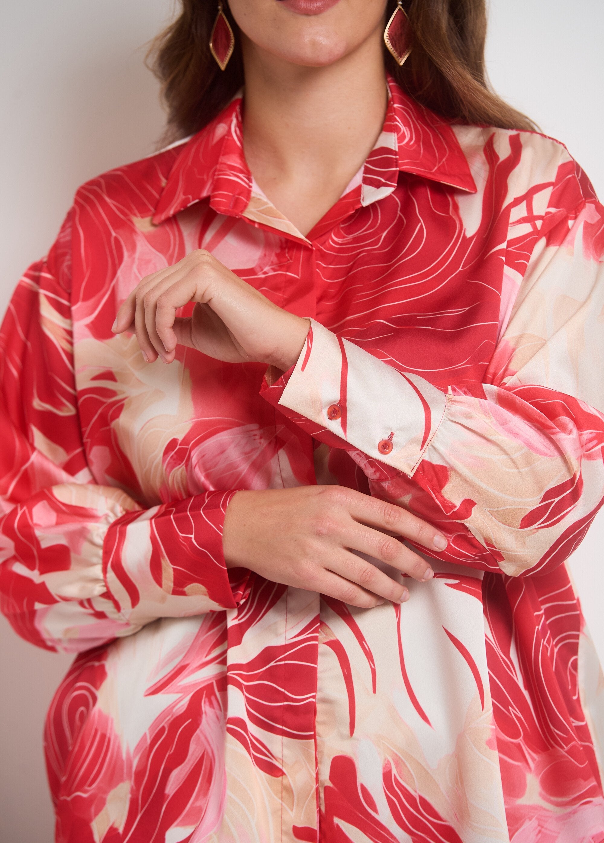 Blusa_de_cetim_floral_manga_longa_Rouge_et_rose_DE2_curvy