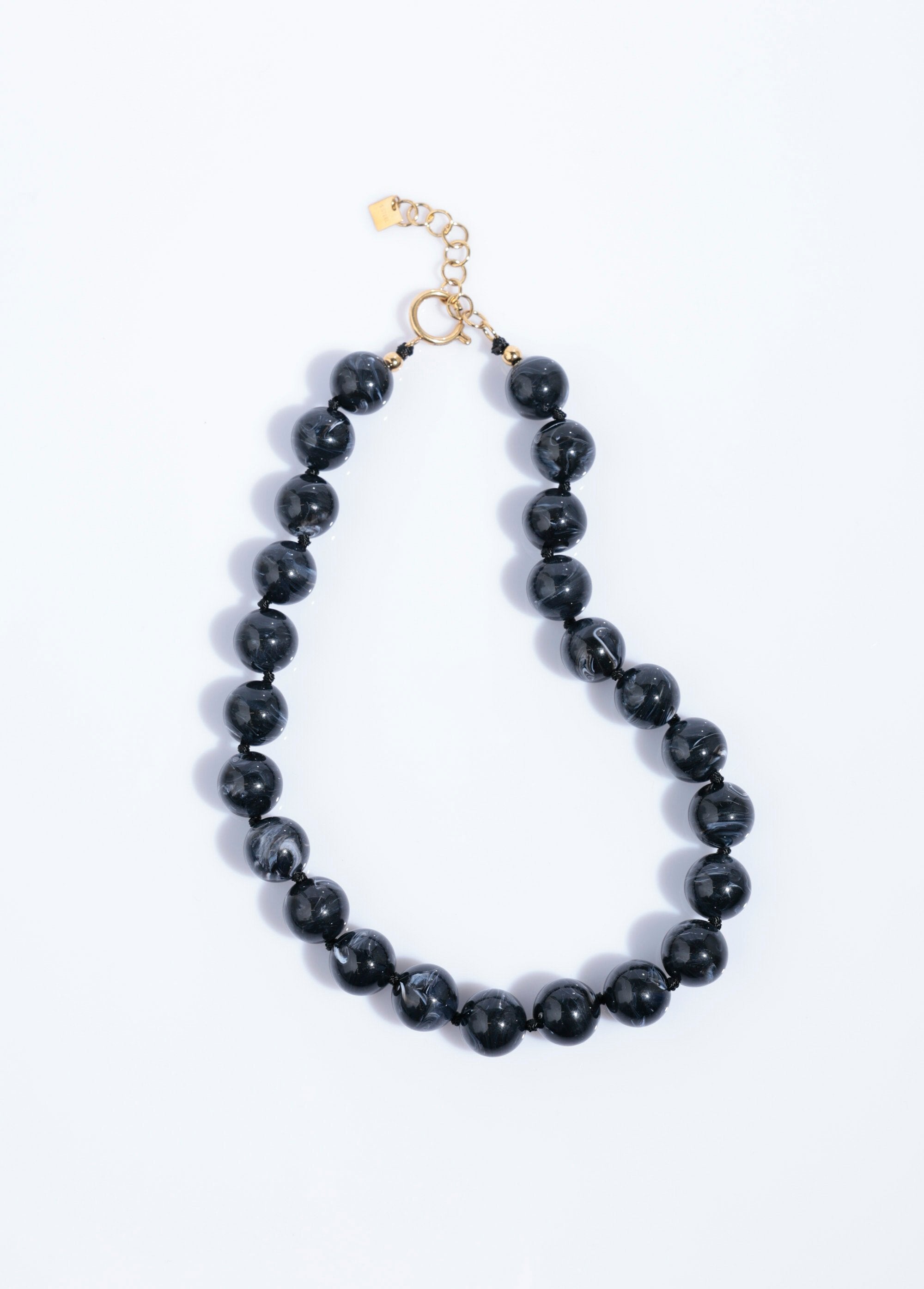 Collier_court_perles_rondes_marbrées_Noir_FA1_slim
