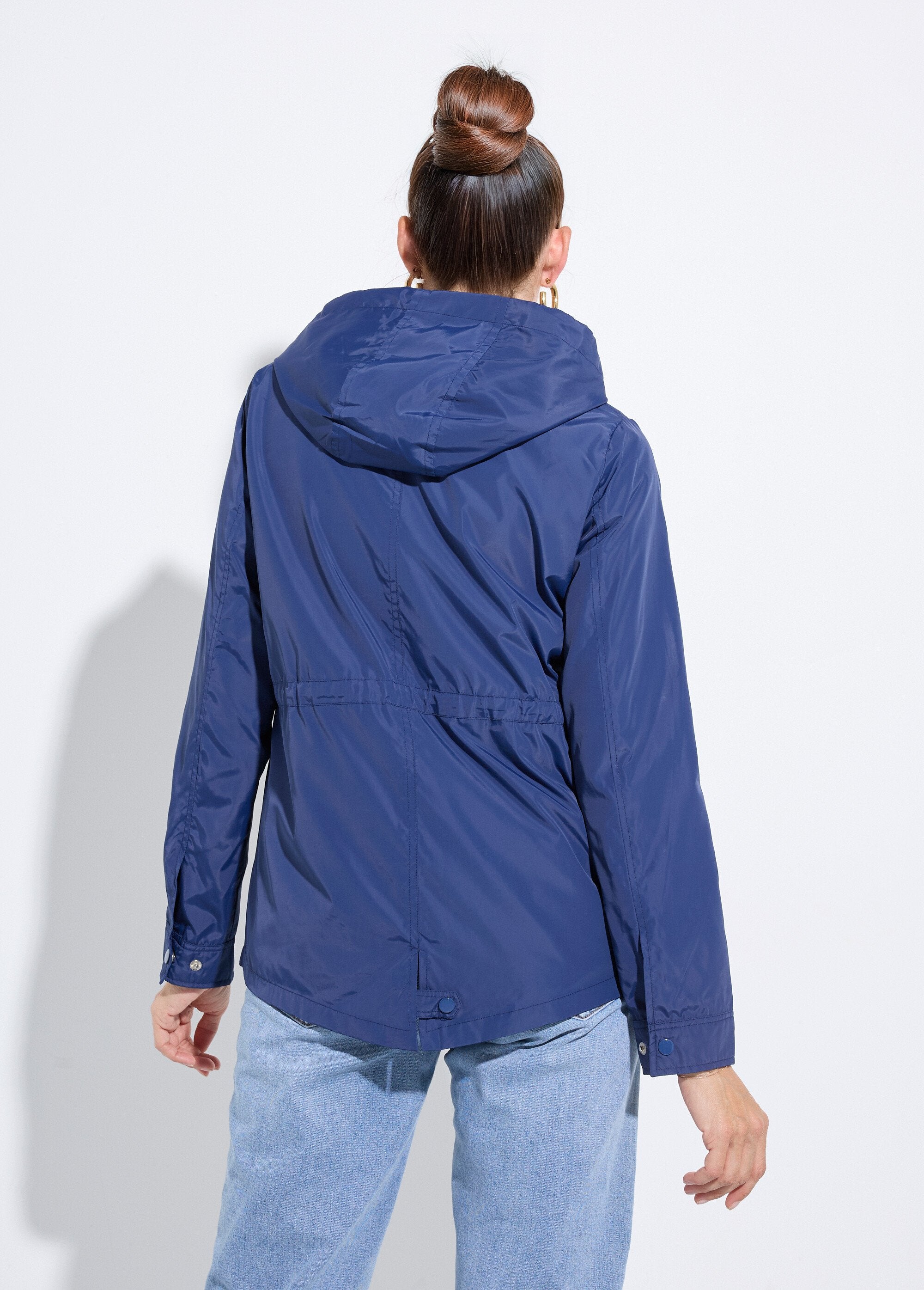 Coupe-vent_capuche_et_taille_resserrée_Marine_DO1_slim