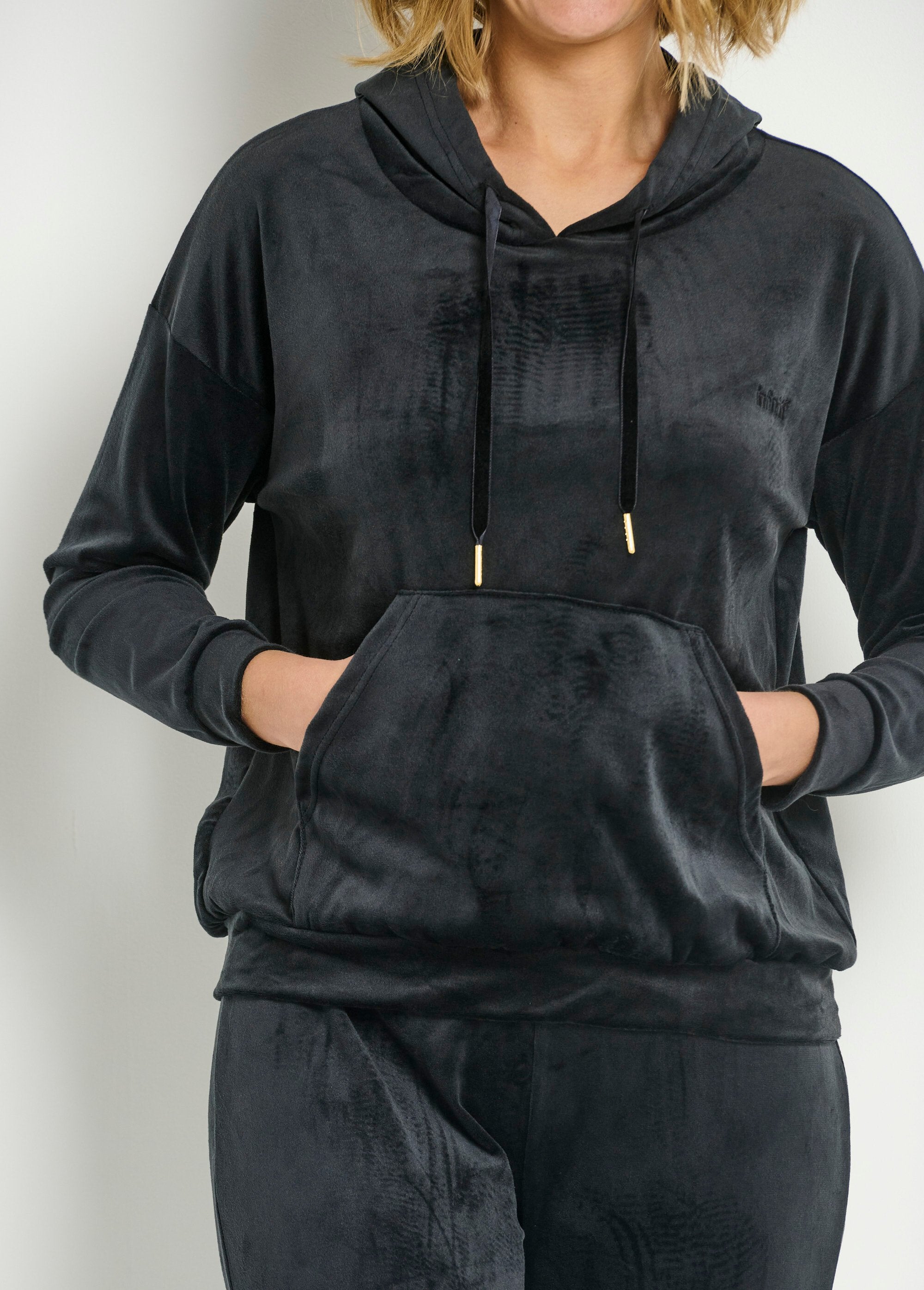 Pijama_de_veludo_com_capuz_Noir_DE2_slim
