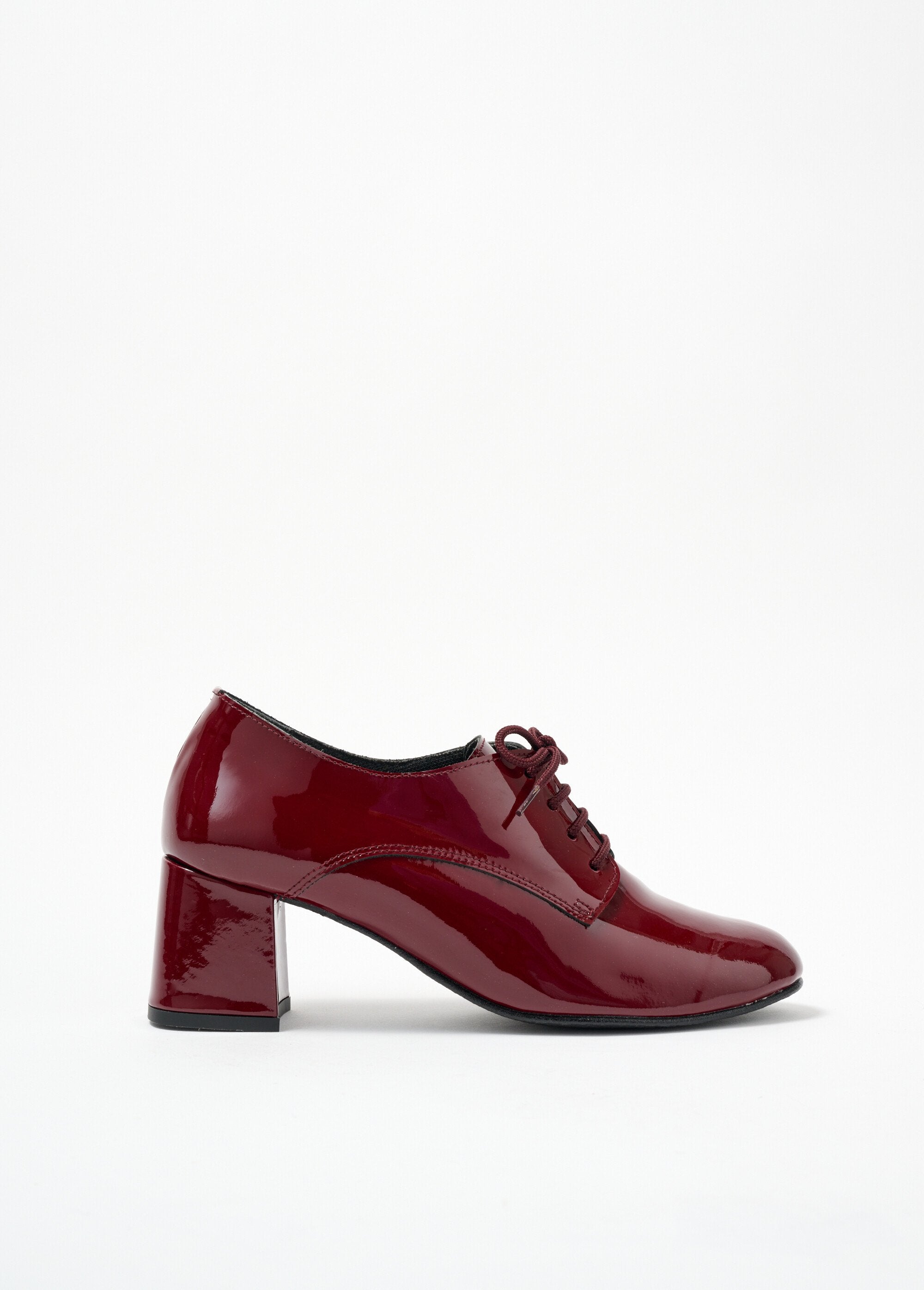 Derbies_com_atacadores_em_pele_envernizada_e_saltos_largos_e_confortáveis_Vernis_bordeaux_DR1_slim