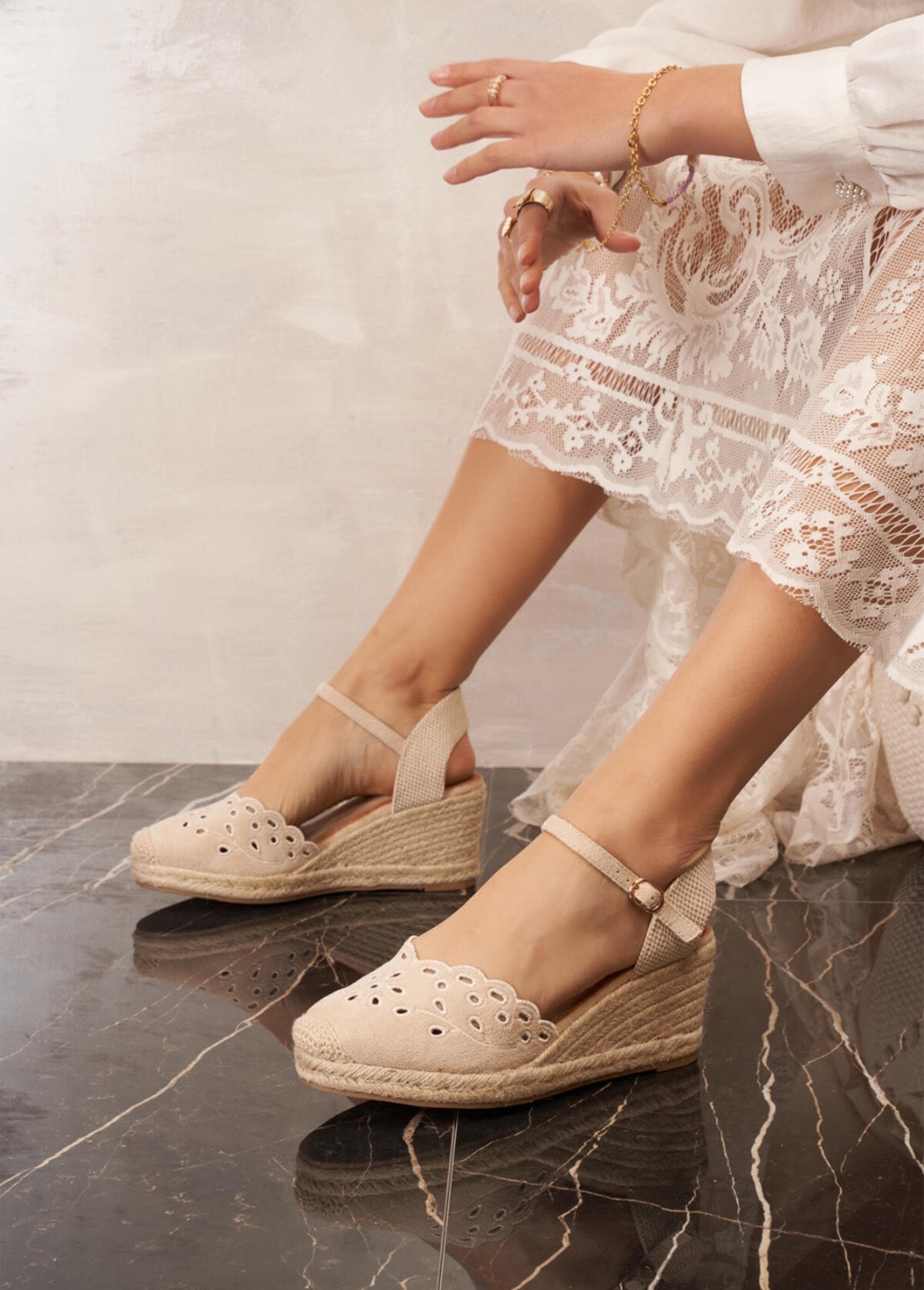 Alpargatas_de_cunha_com_detalhes_vazados_Beige_SF1_slim