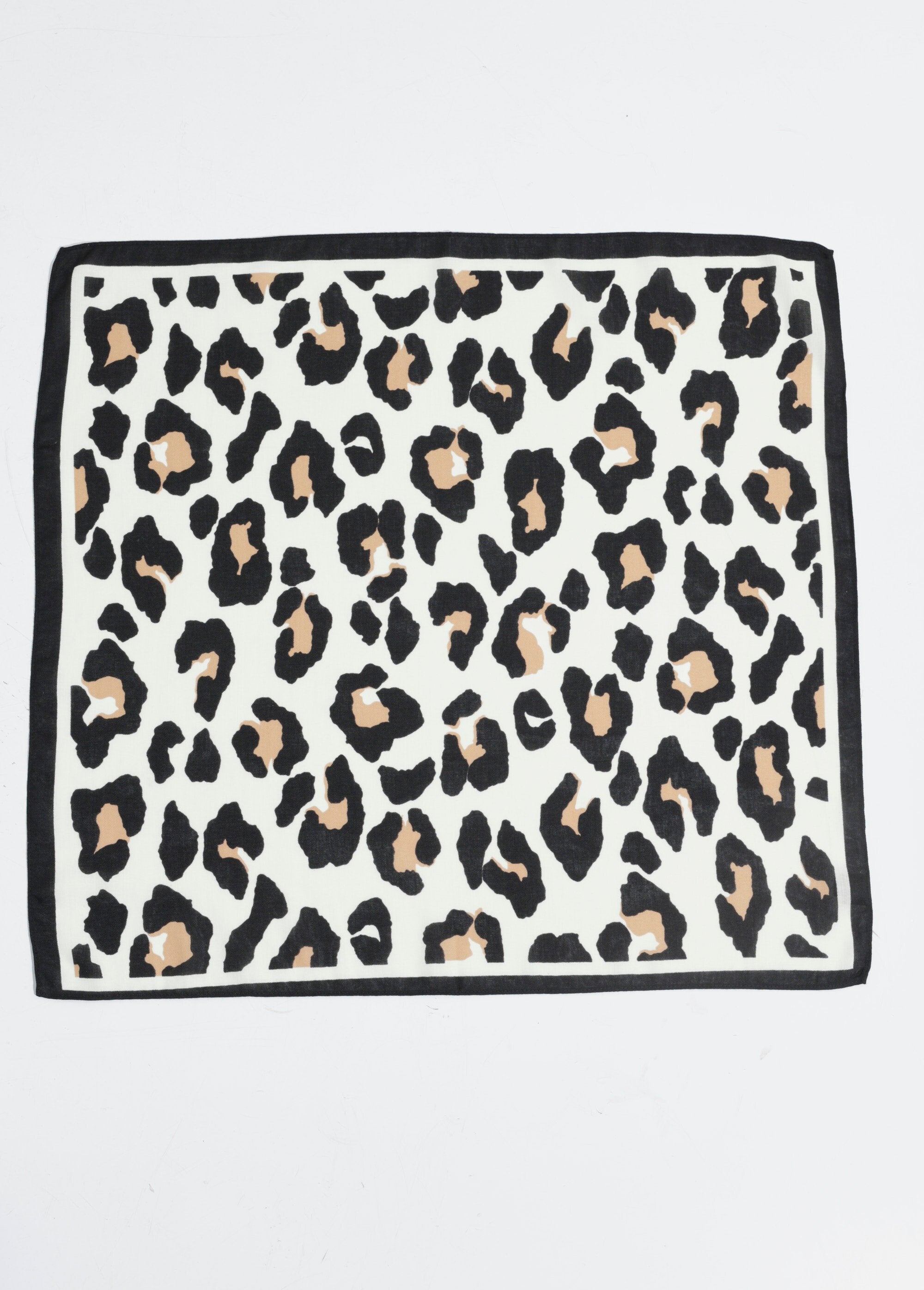 Cachecol_quadrado_estiloso_com_estampa_de_leopardo_Leopard_noir_DE1_slim