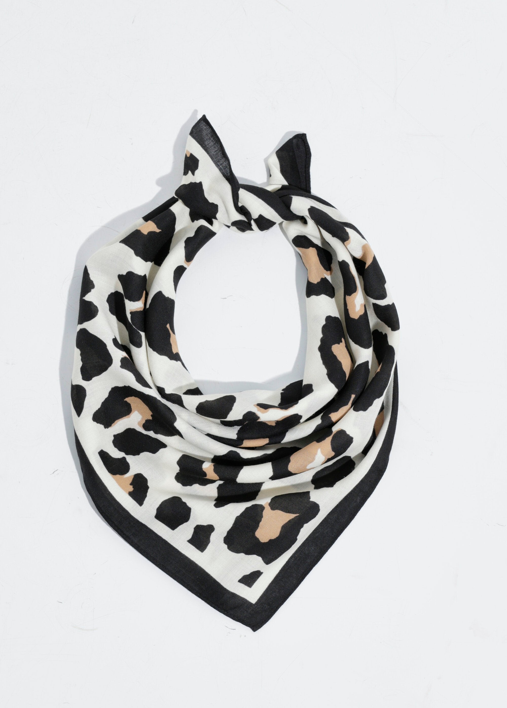 Cachecol_quadrado_estiloso_com_estampa_de_leopardo_Leopard_noir_FA1_slim