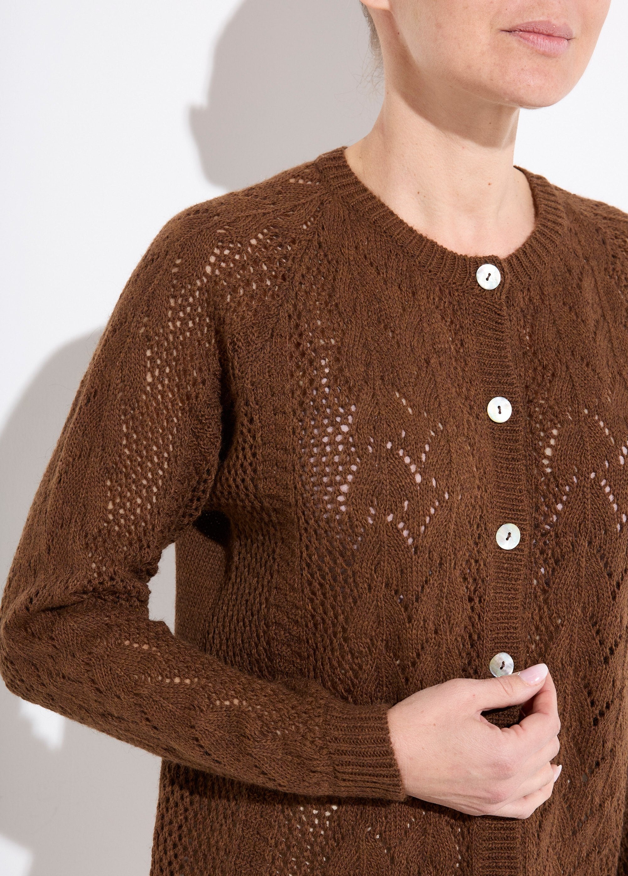 Cardigan_vazado_com_botões_de_lã_e_caxemira_Noisette_DE1_slim