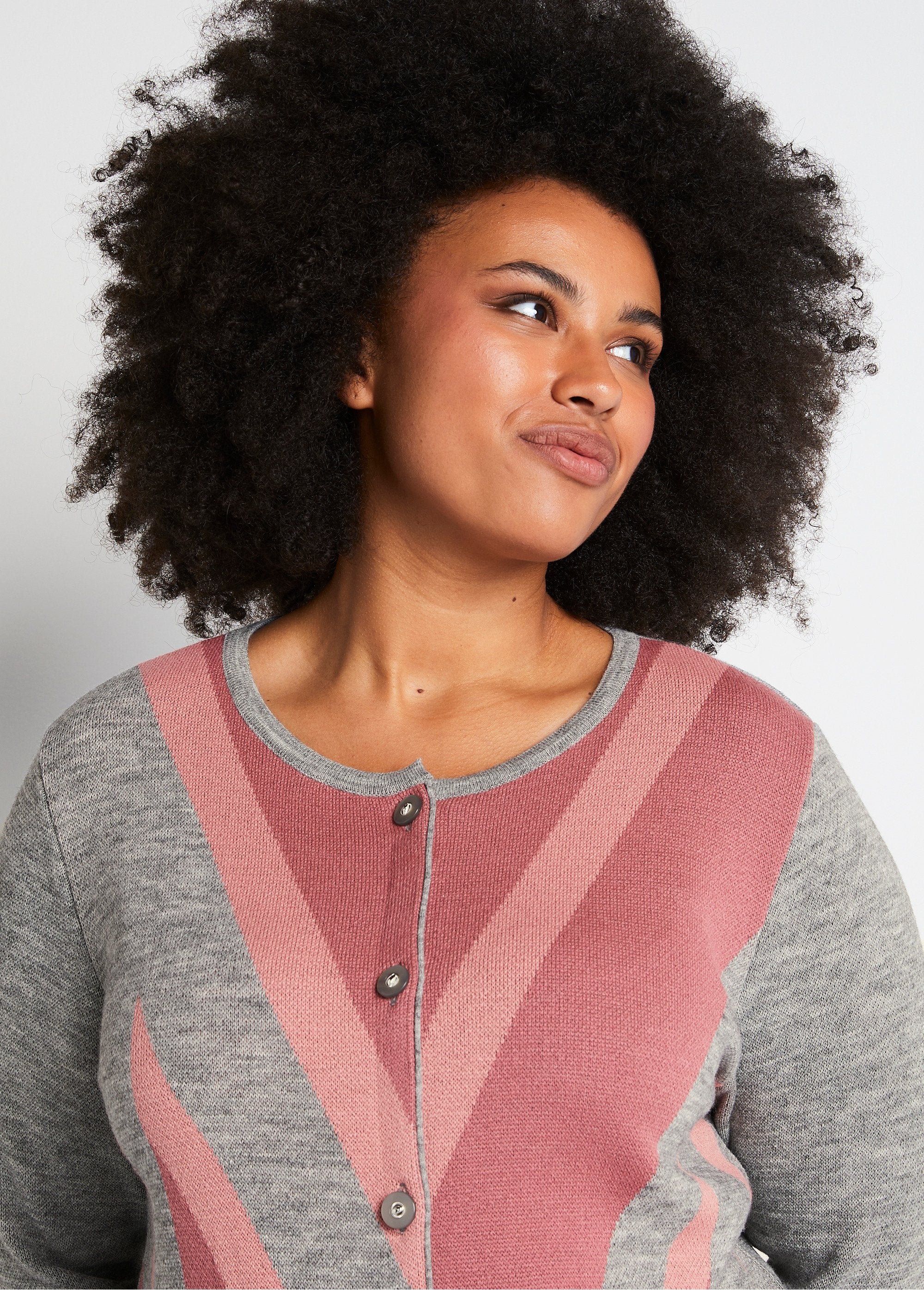 Cardigan_de_lã_com_botões_e_jacquard_de_comprimento_médio_Cinza_e_rosa_DE1_curvy