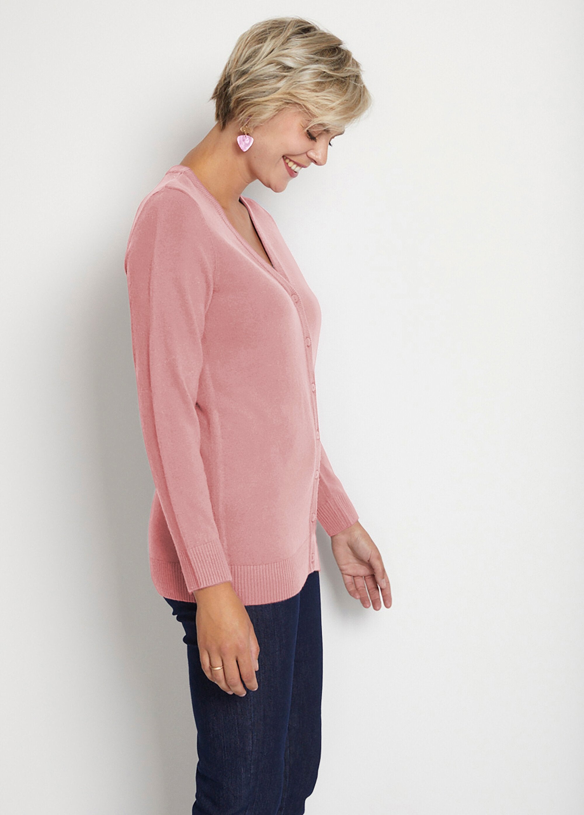 Cardigan_de_malha_macia_com_botões_e_comprimento_médio_ROSA_DR1_slim