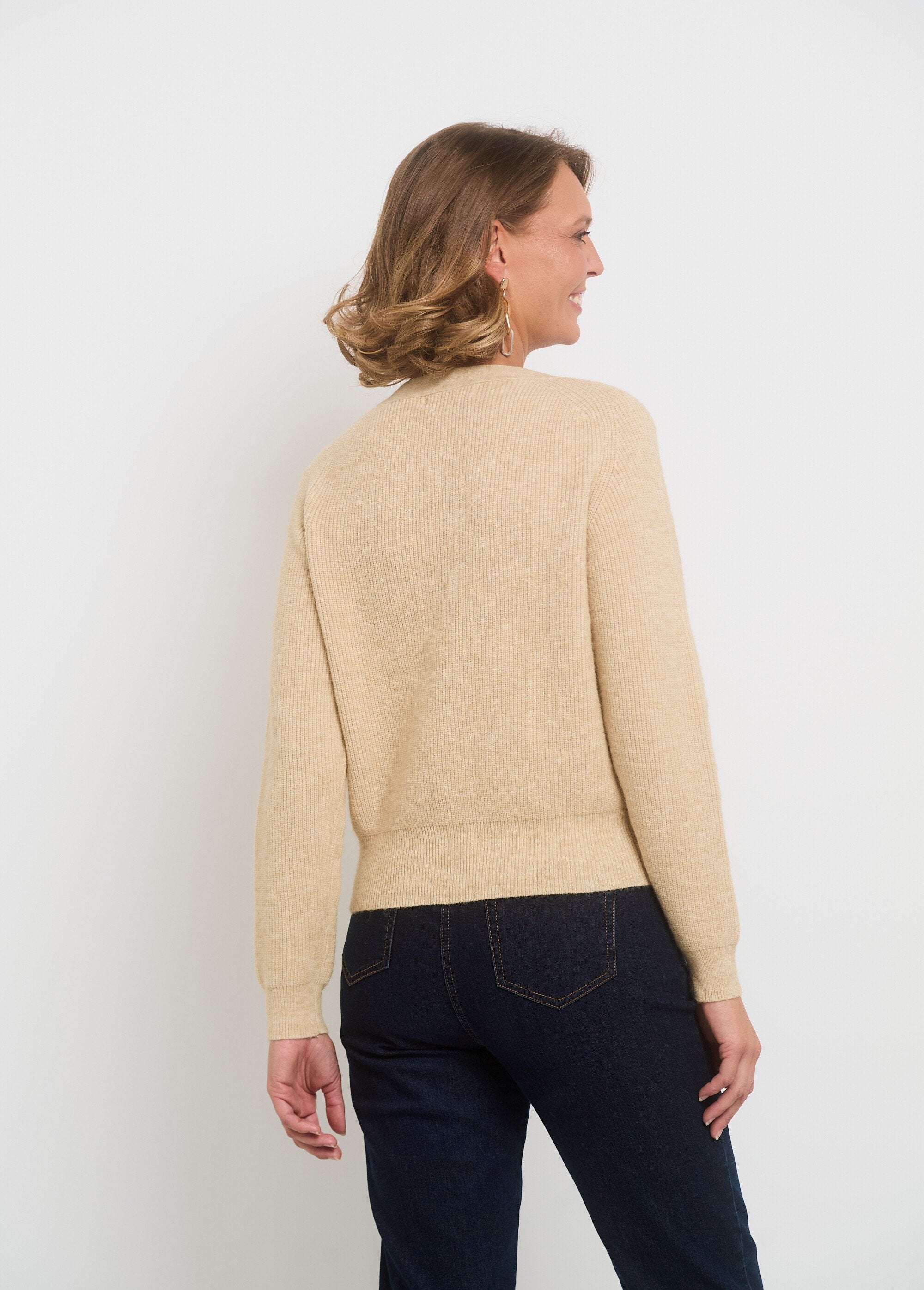 Cardigan_curto_com_decote_em_V_e_botões_contrastantes_Beige_DO1_slim