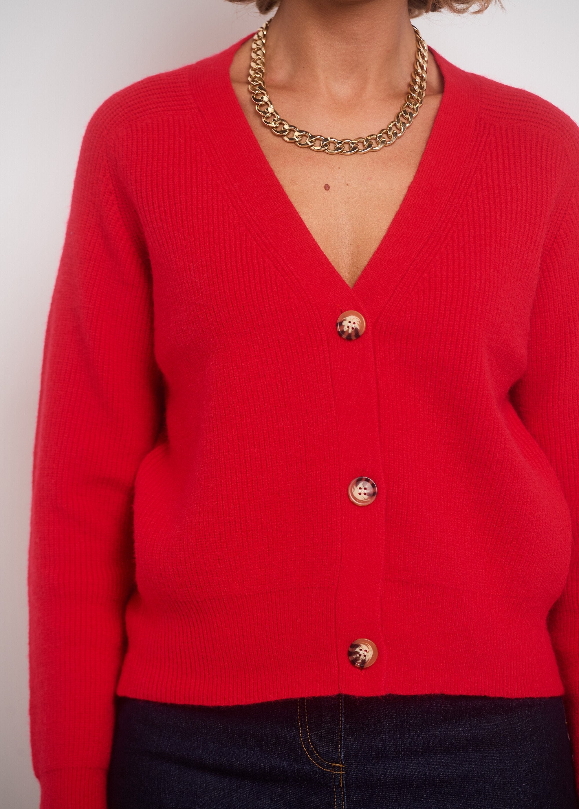 Cardigan_curto_com_decote_em_V_e_botões_contrastantes_Rouge_DE1_slim