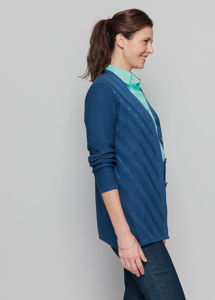 Cardigan_com_decote_em_V_e_padrões_vazados_Bleu_DR1_slim