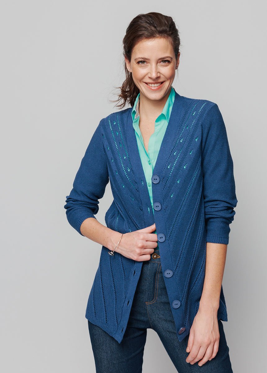 Cardigan_com_decote_em_V_e_padrões_vazados_Bleu_FA1_slim