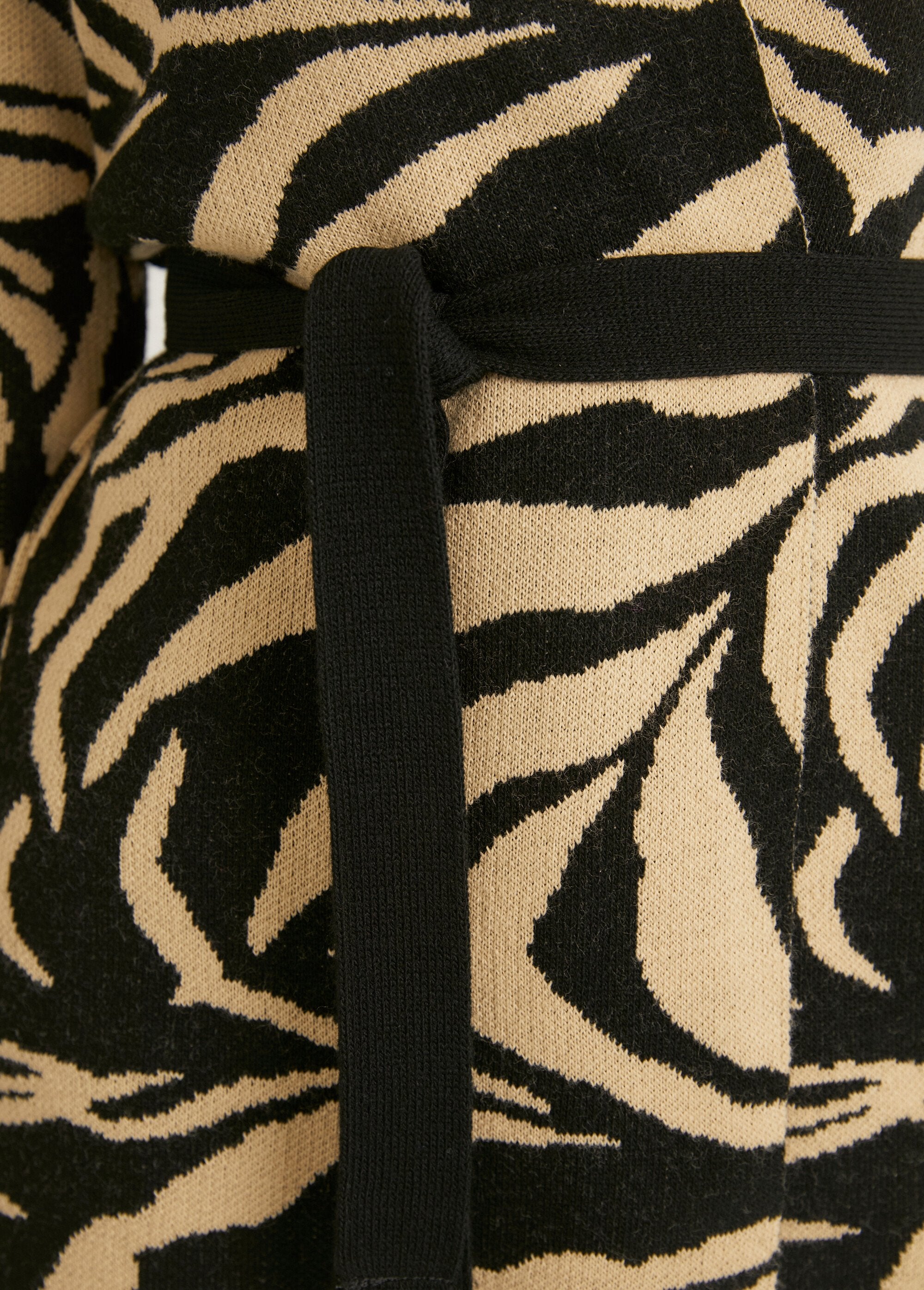 Colete_comprido_em_jacquard_de_pele_de_animal,_borda_a_borda_Beige_et_noir_DE2_slim