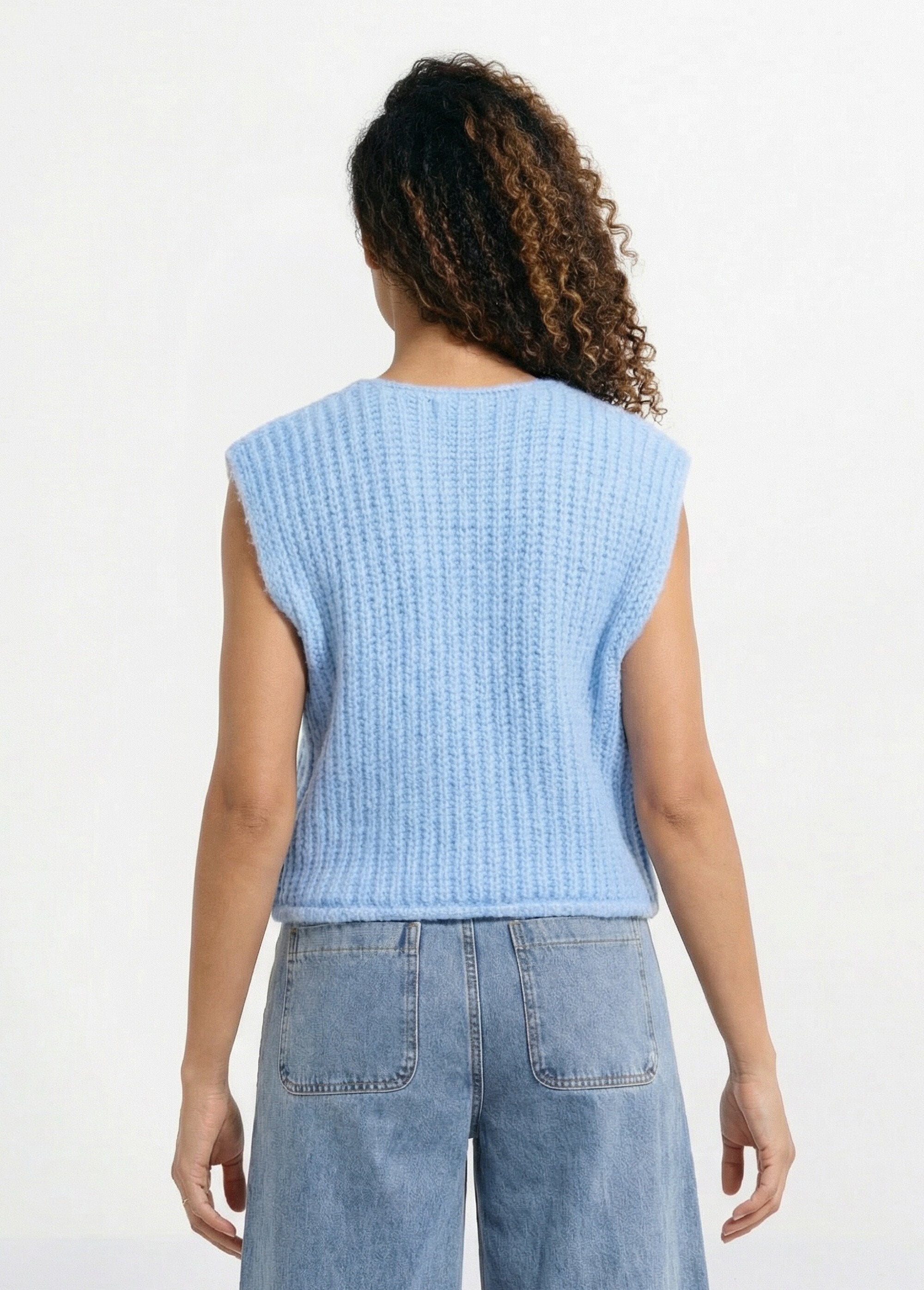 Casaco_sem_mangas_com_botões_de_jóias_Ciel_DO1_slim