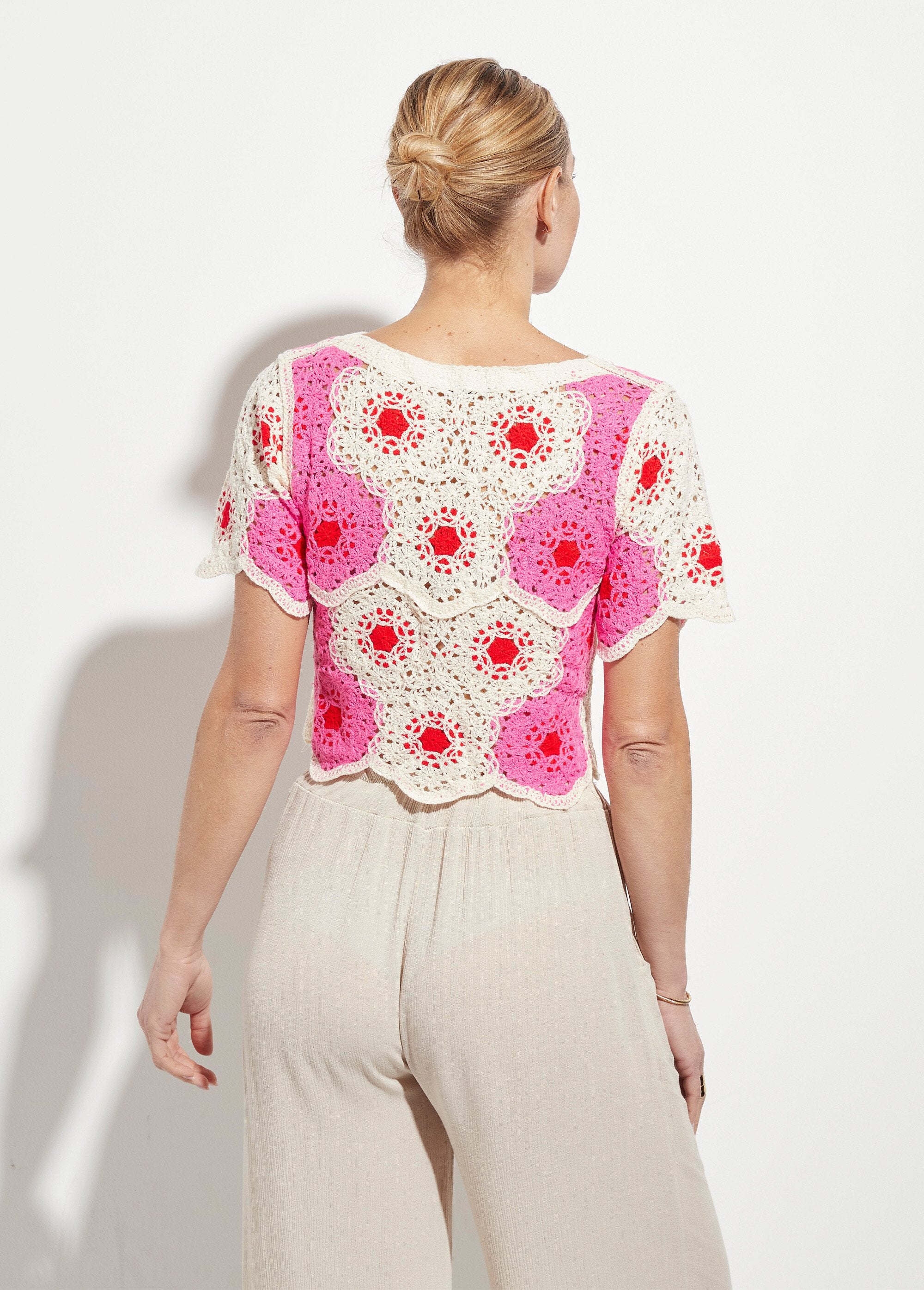 Top_curto_de_crochê_com_padrão_de_rosetas_vazadas_Rose_et_ecru_DO1_slim