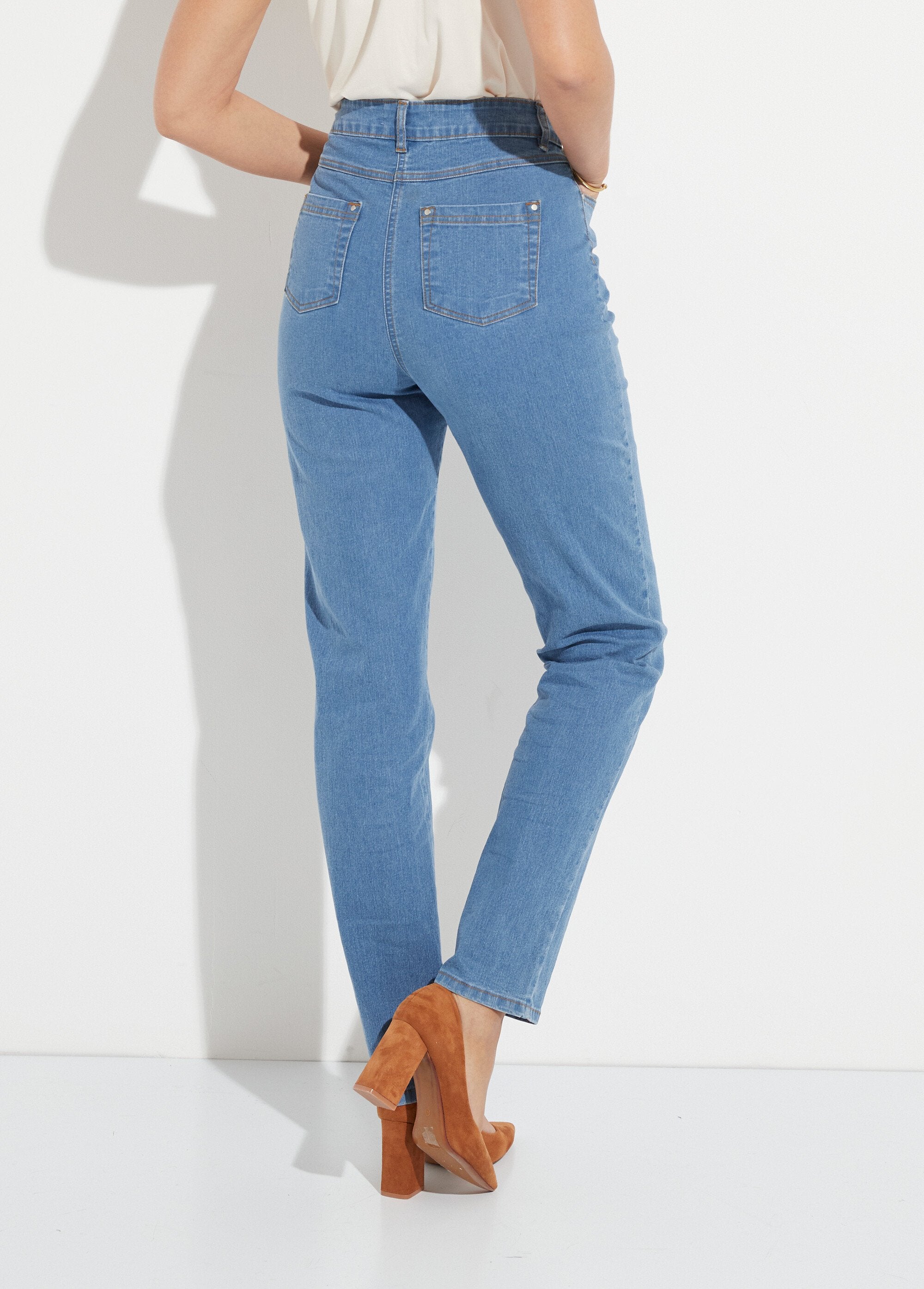Calça_jeans_de_5_bolsos_com_cós_de_algodão_elástico_Bleach_DO1_slim