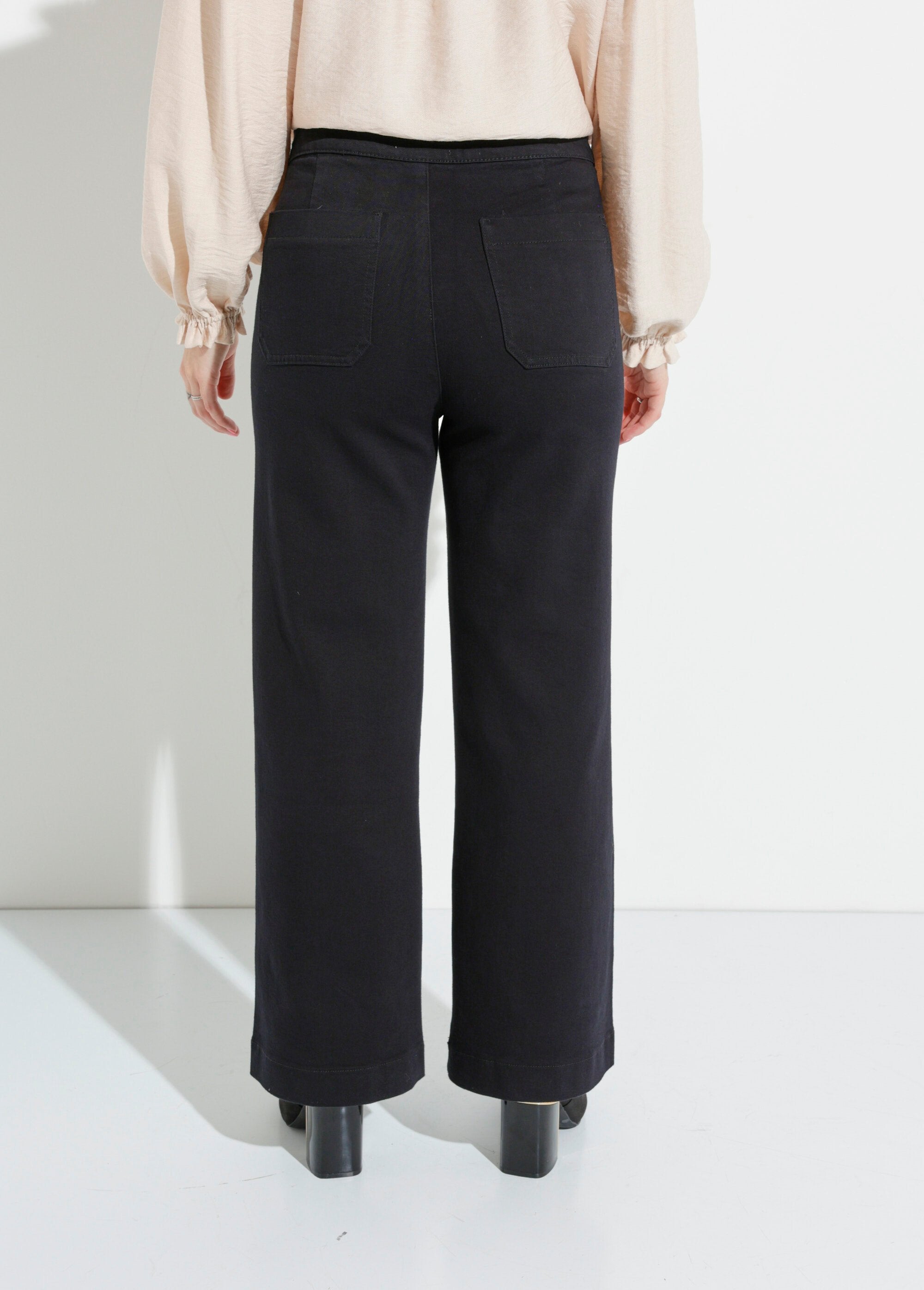 Calça_jeans_com_botões_de_metal,_especial_PETITE_Noir_DO1_slim