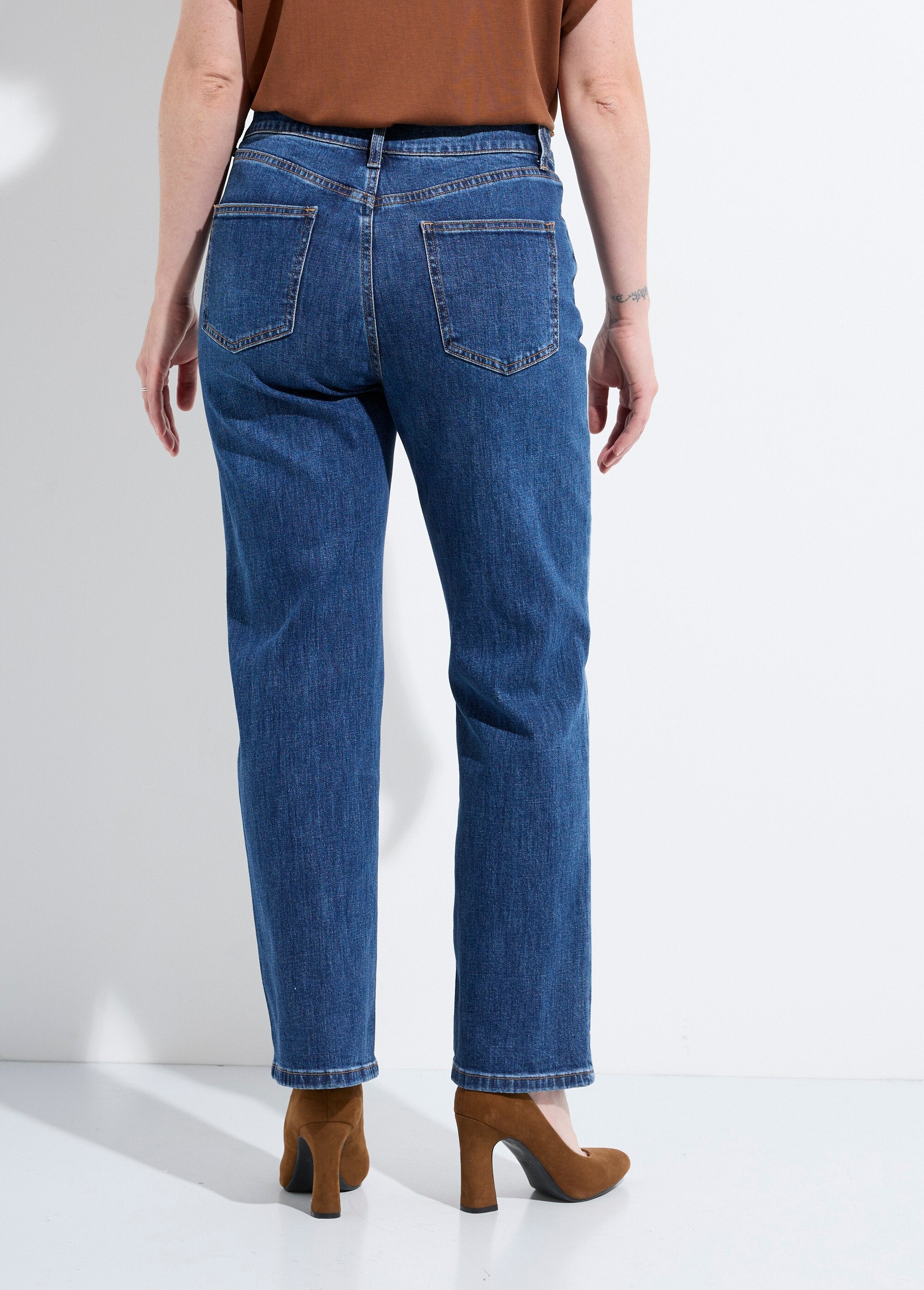 Calça_jeans_reta_de_5_bolsos,_especial_PETITE_Denim_fonce_DO1_slim