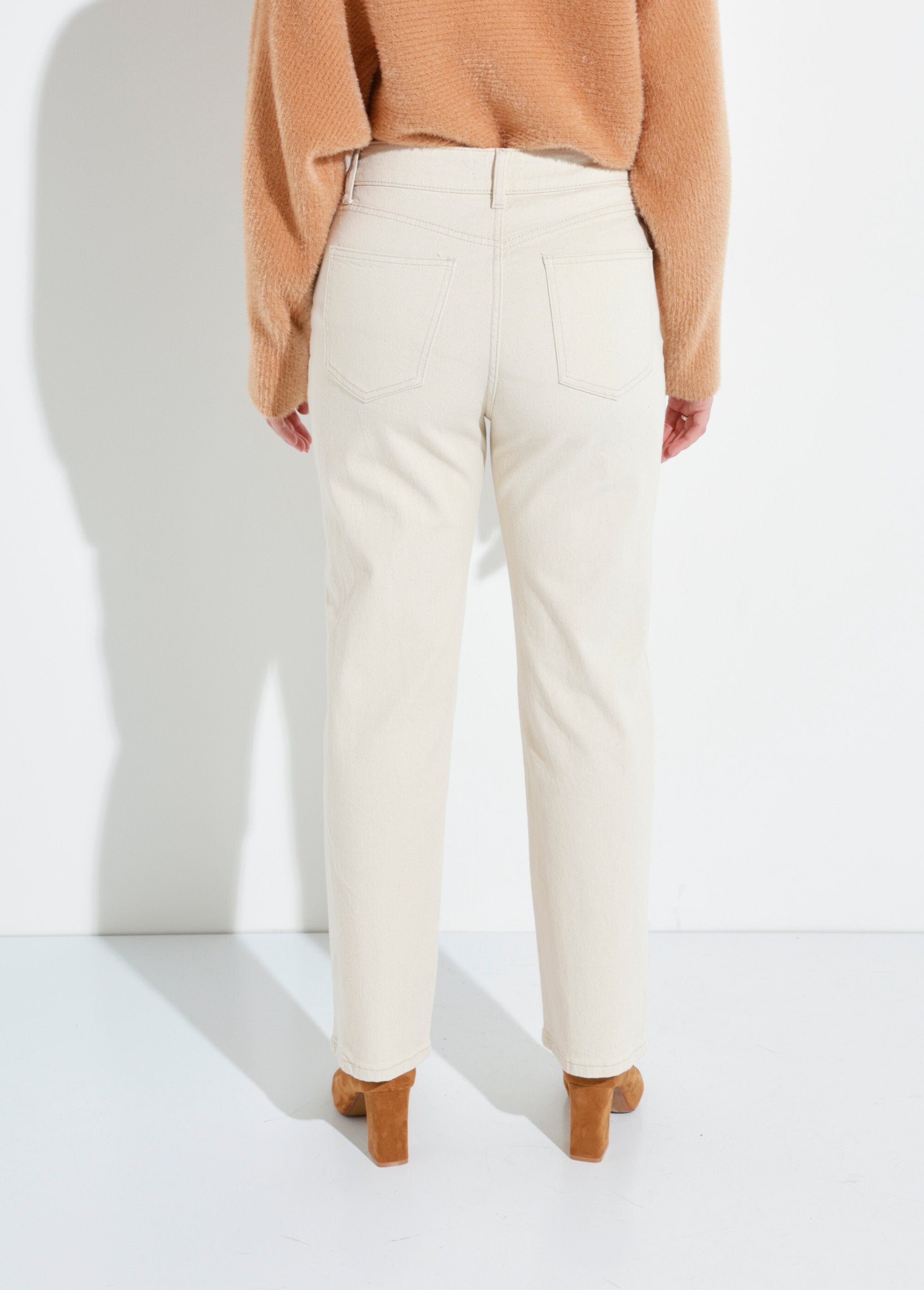 Calça_jeans_reta_de_5_bolsos,_especial_PETITE_Beige_DO1_slim