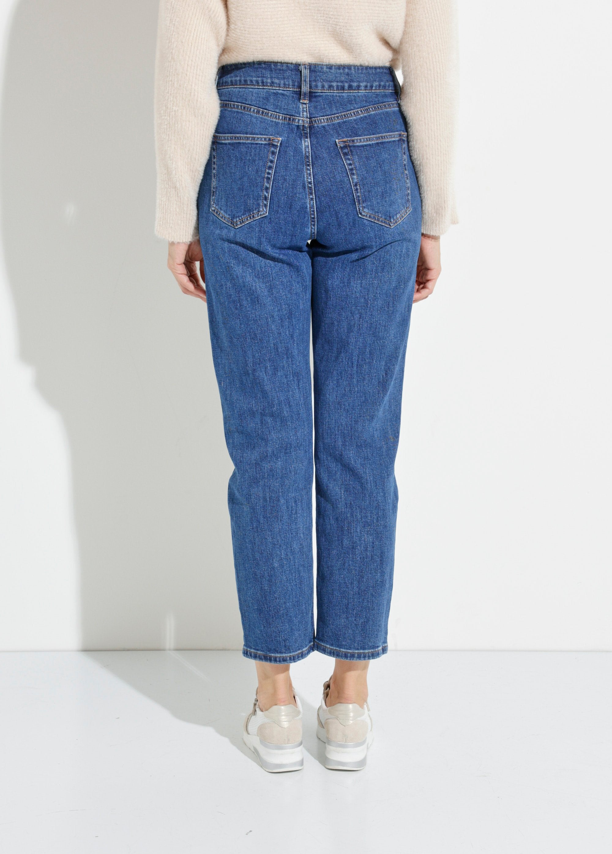 Calça_jeans_mom_jeans,_especial_PLUS_SIZE_Denim_moyen_DO1_slim