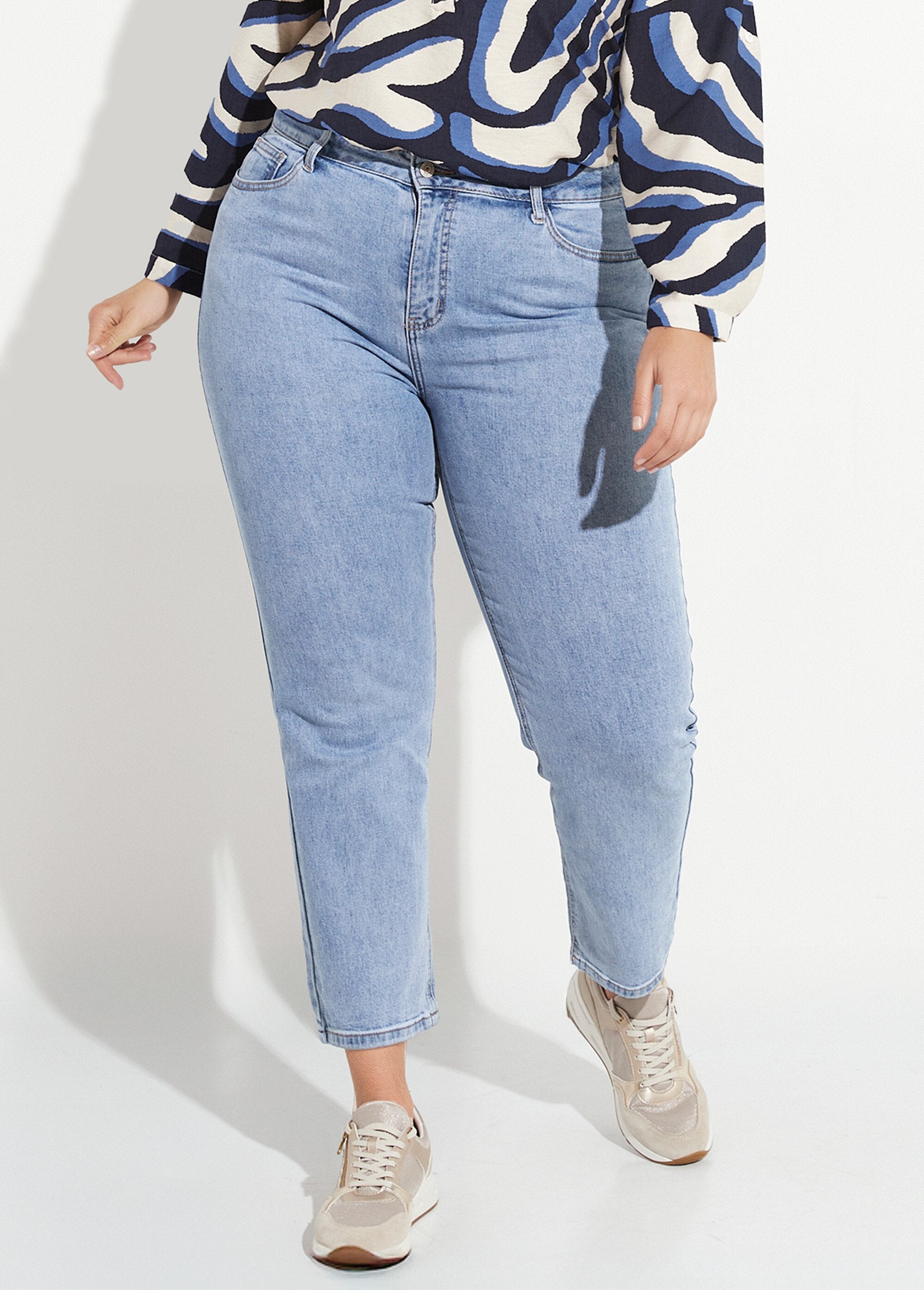 Calça_jeans_mom_jeans,_especial_PLUS_SIZE_Denim_clair_FA1_curvy