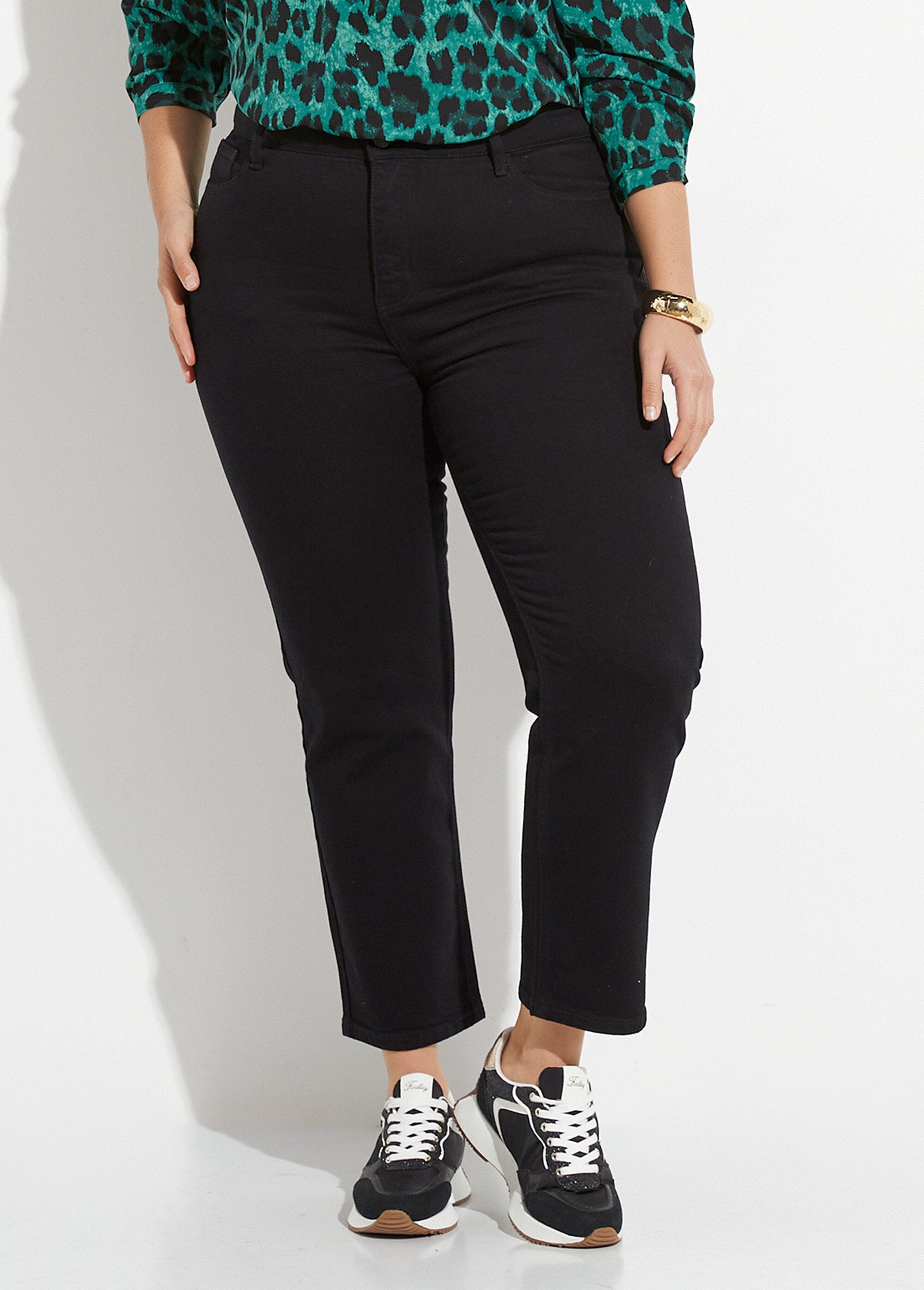 Calça_jeans_mom_jeans,_especial_PLUS_SIZE_Noir_FA1_curvy
