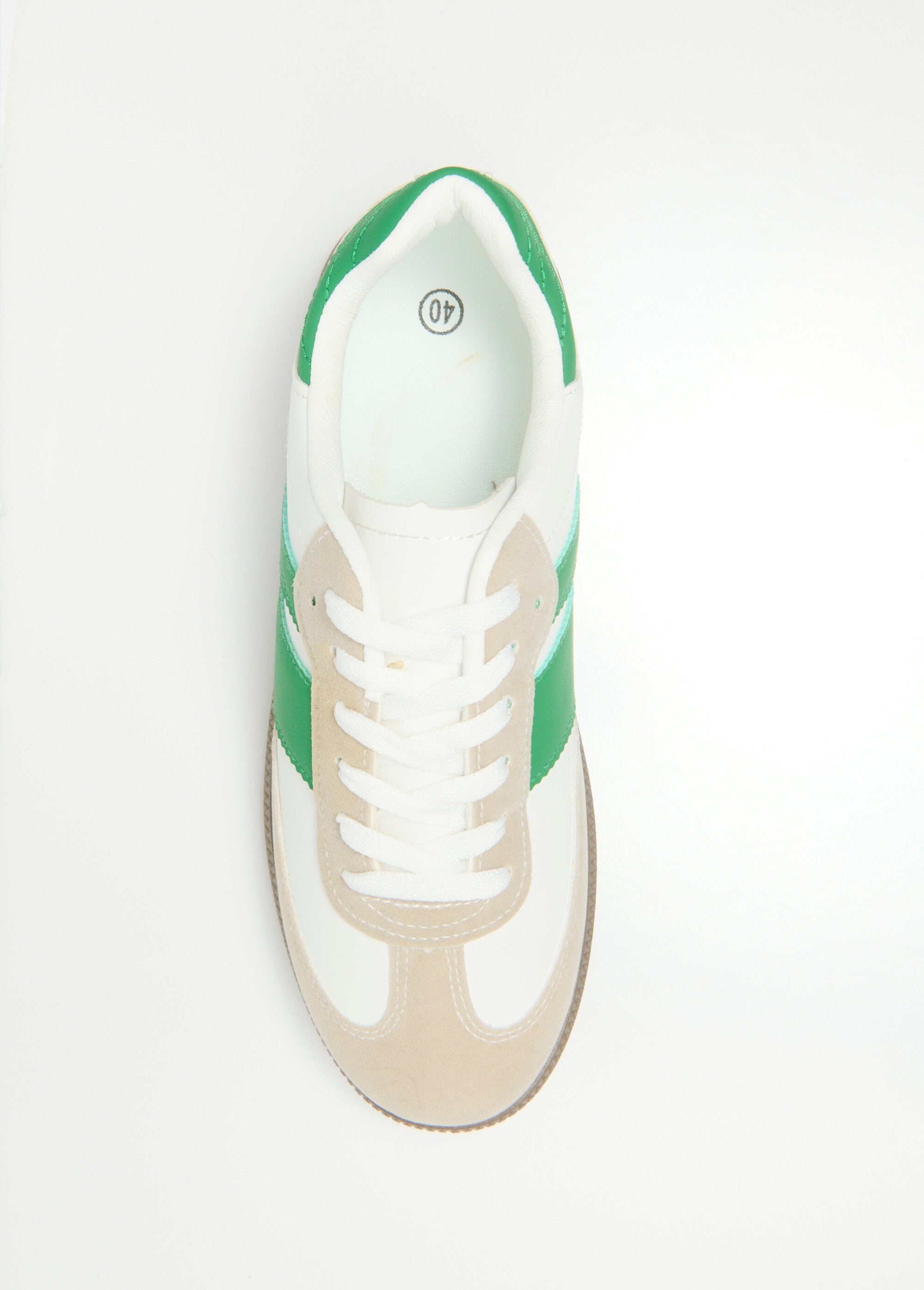 Tênis_retrô_com_detalhes_contrastantes_Vert_OV1_slim