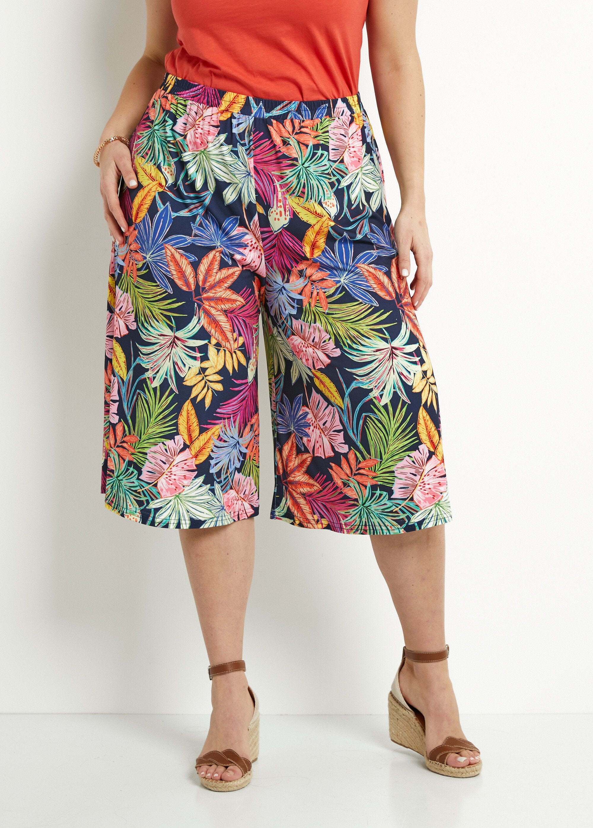 Calça_pantalona_com_cós_elástico_e_estampa_de_folhas_Marine_et_rose_FA1_curvy