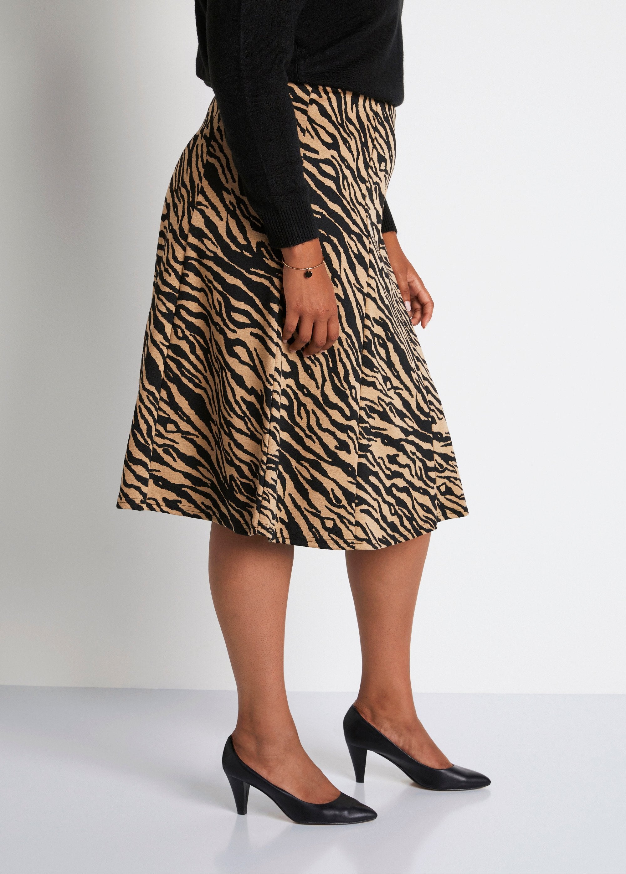 Saia_longa_em_malha_jacquard_Camelo_zebra_DR1_curvy