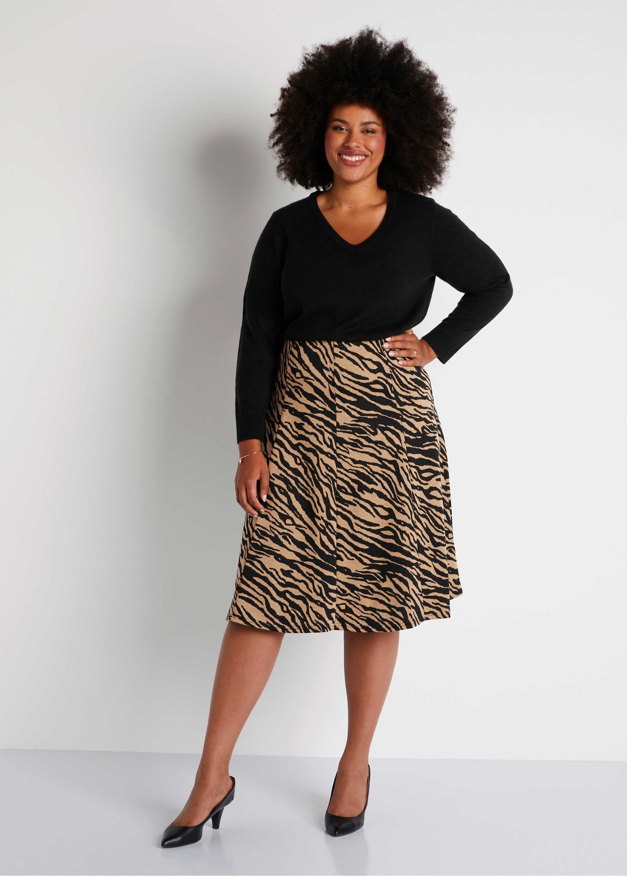 Saia_longa_em_malha_jacquard_Camelo_zebra_SF1_curvy