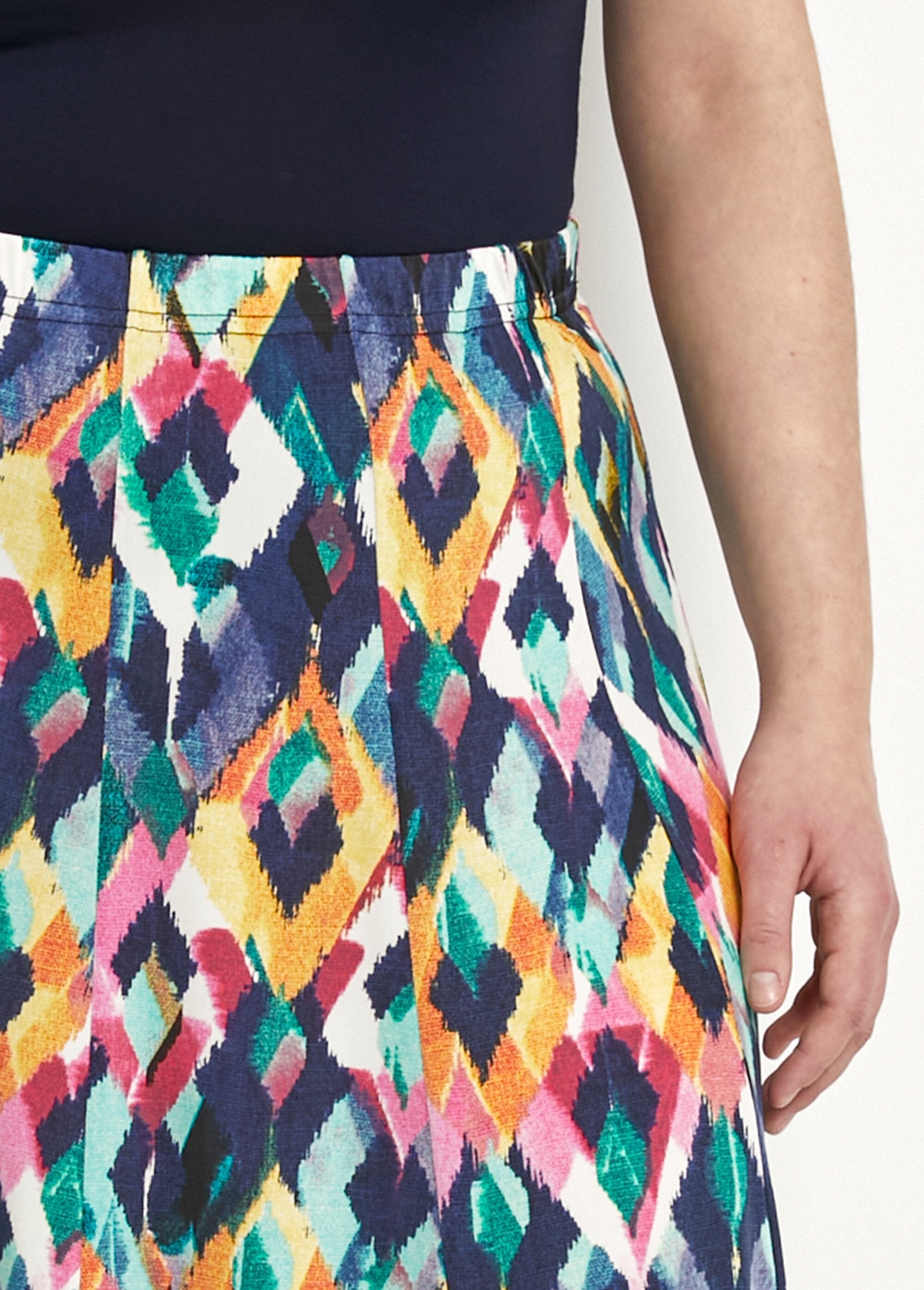Saia_midi_flare_estampada_Multicolore_DE1_curvy
