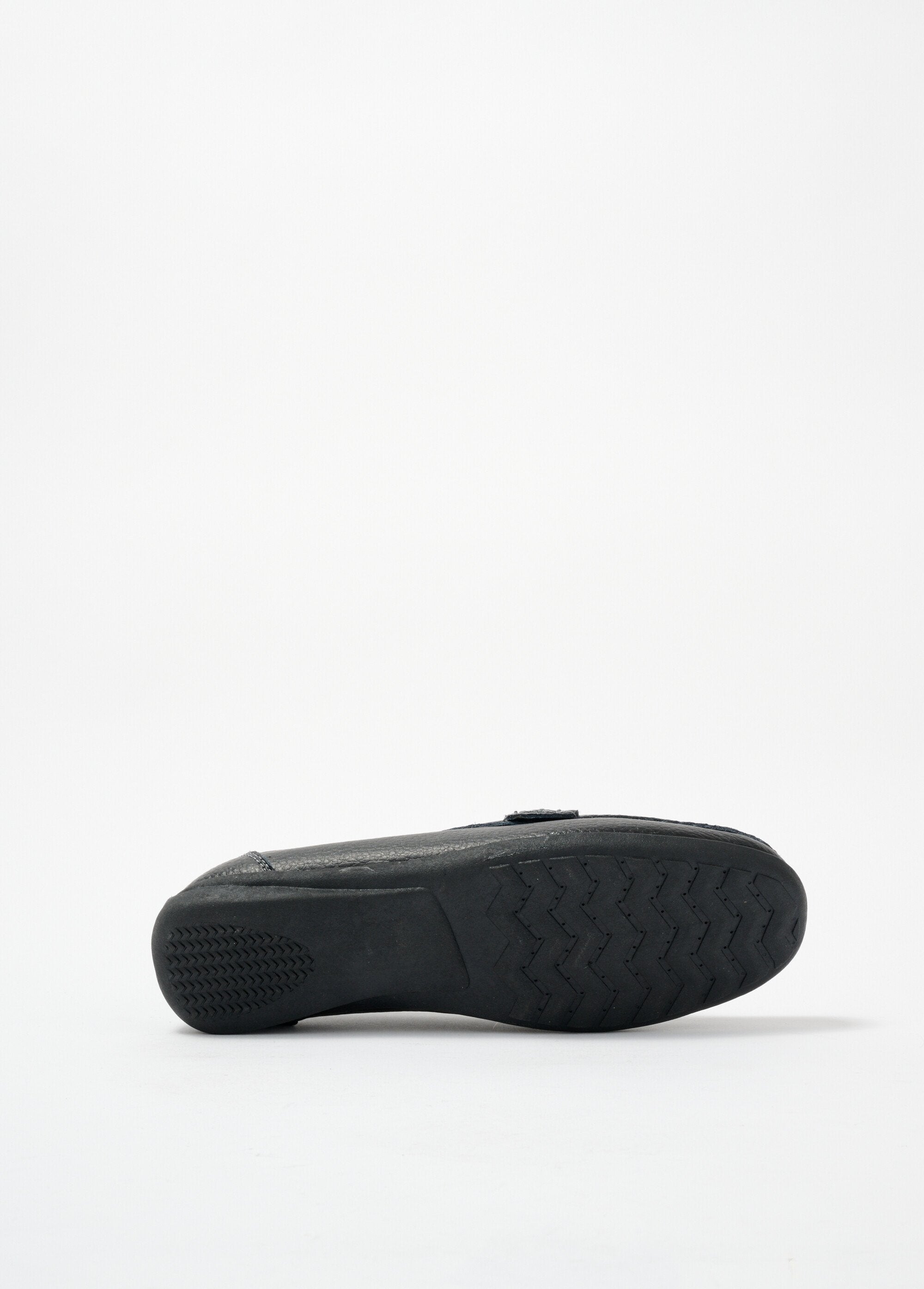 Mocassins_com_detalhes_em_metal_e_sola_antiderrapante_Noir_UN1_slim