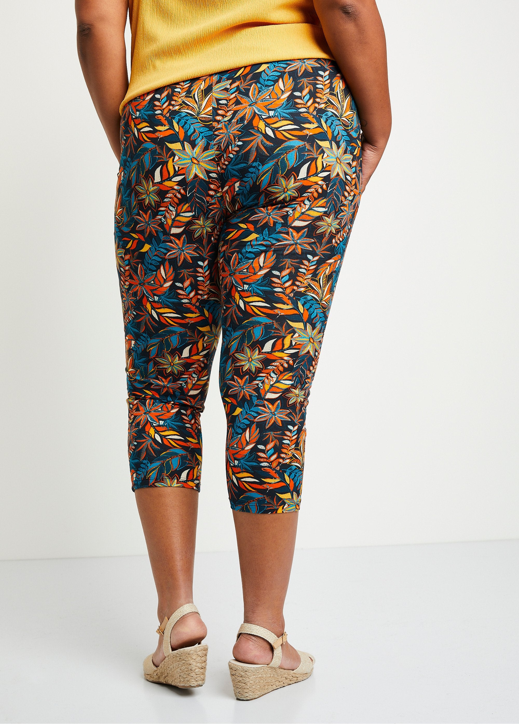 Leggings_curtas_de_algodão_com_cintura_elástica_Fundo_preto_diabrete_DO1_curvy