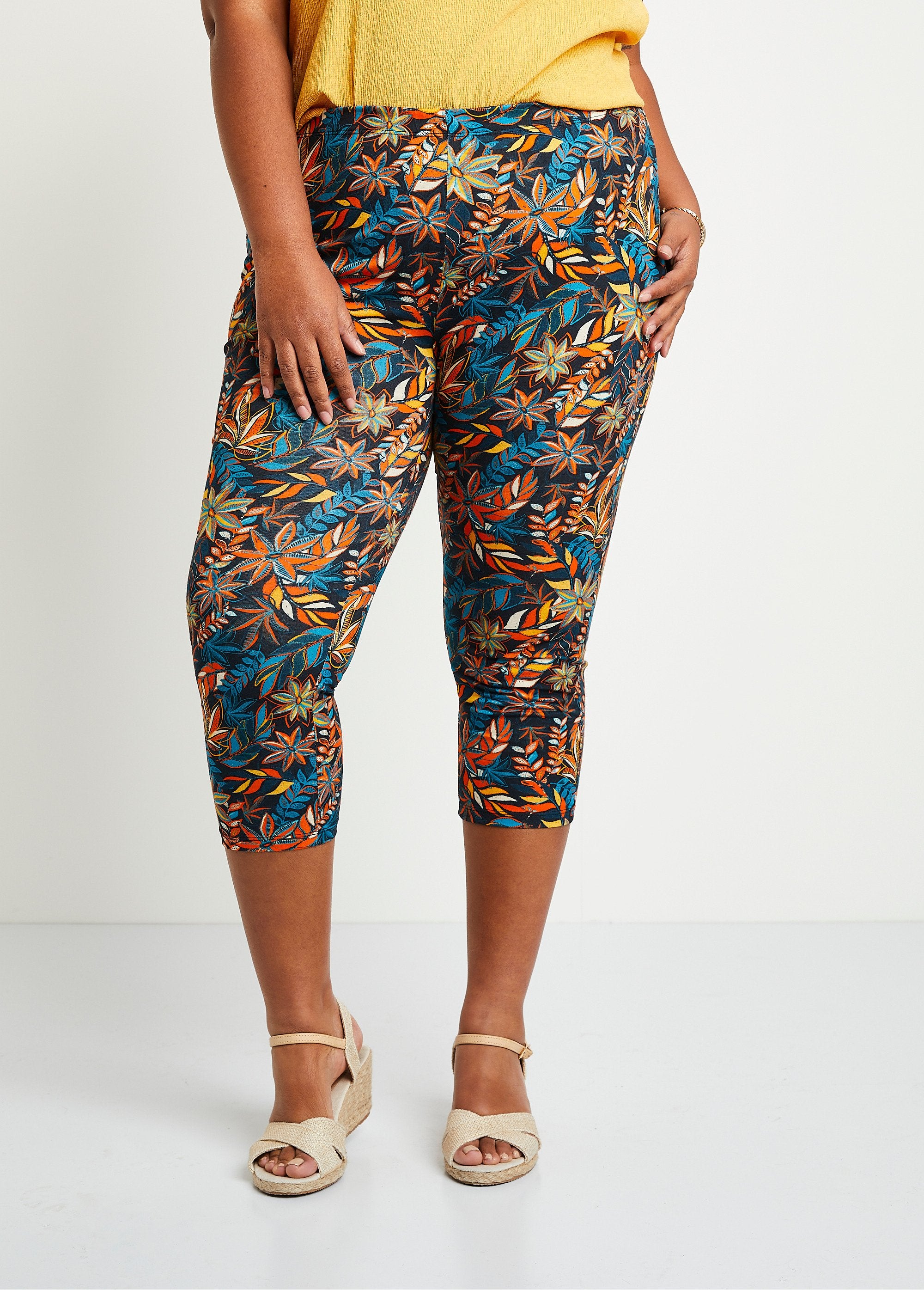 Leggings_curtas_de_algodão_com_cintura_elástica_Fundo_preto_diabrete_FA1_curvy