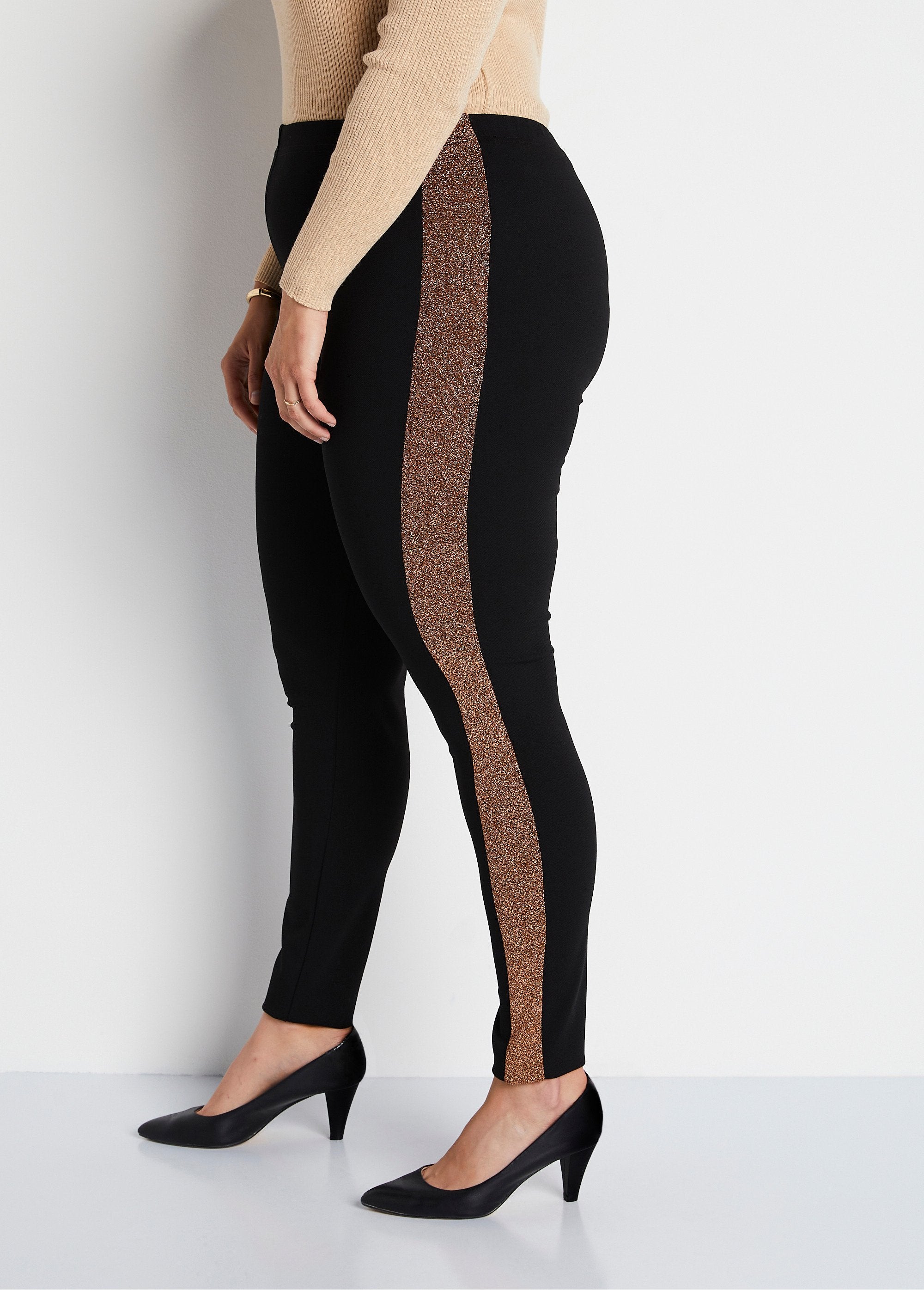 Leggings_com_cintura_elástica_e_laterais_brilhantes_PRETO_DR1_curvy