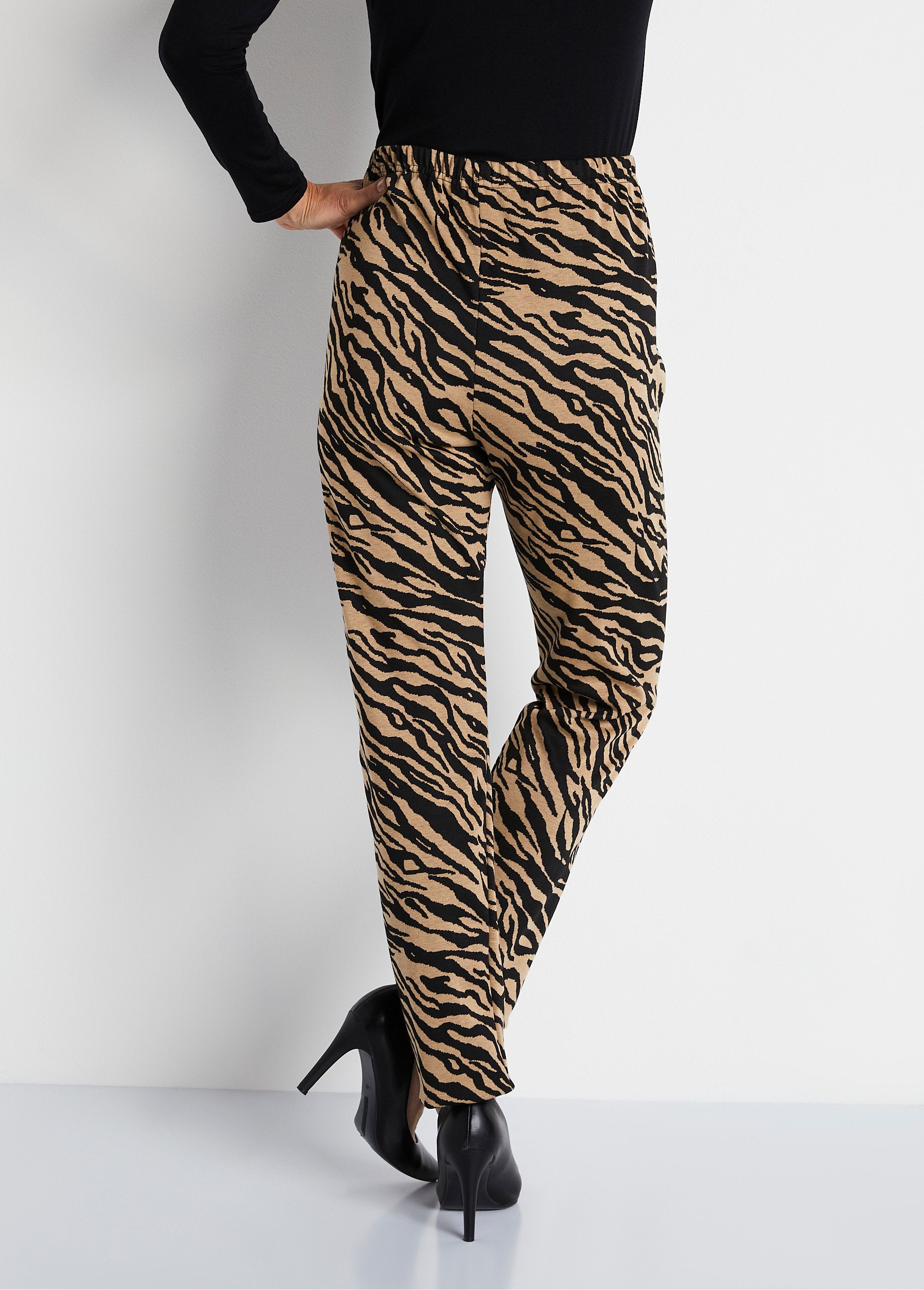 Legging_em_malha_jacquard_com_elástico_na_cintura_Camelo_zebra_DO1_slim