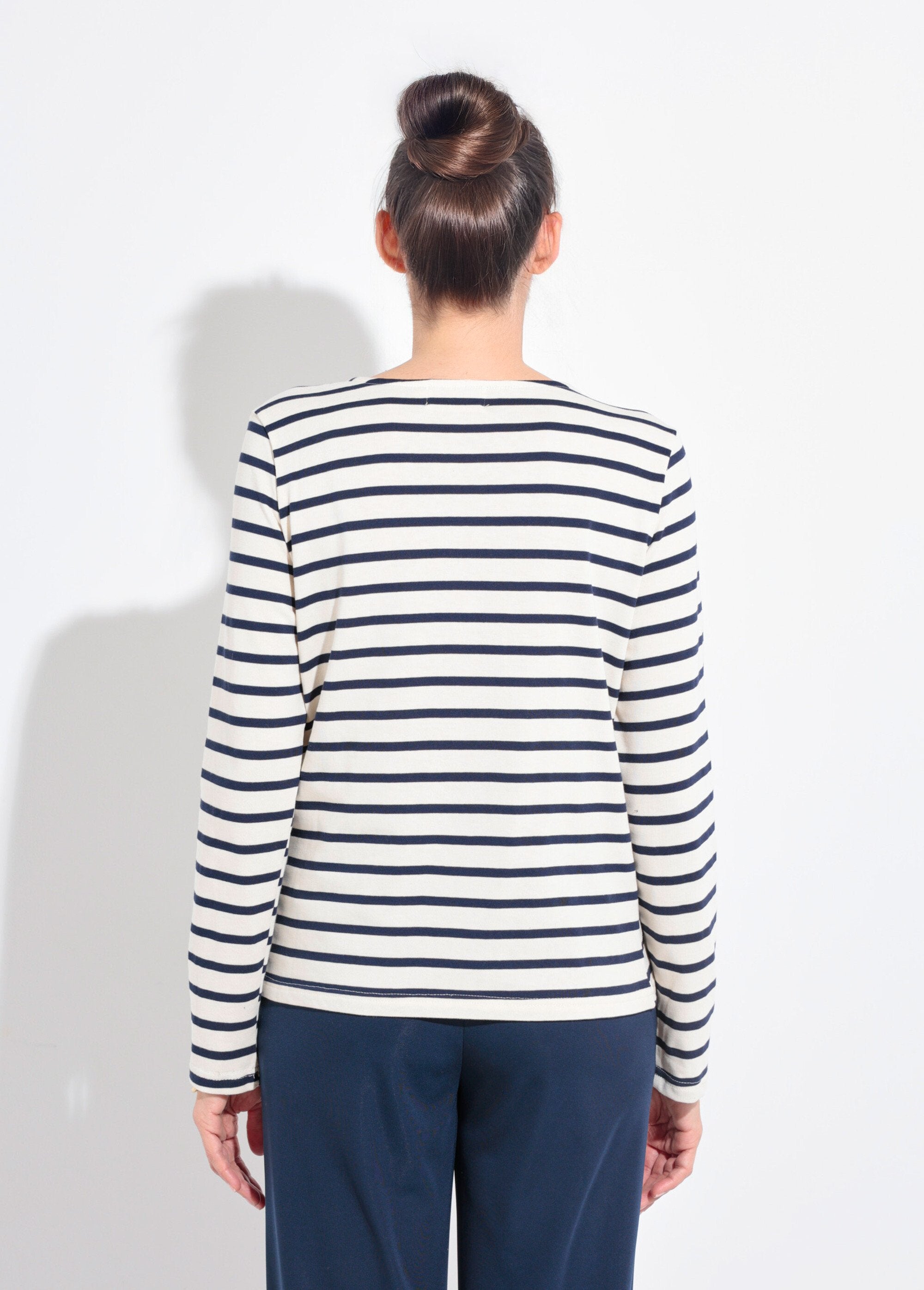 Camisa_de_marinheiro_com_botões_de_coração_nos_ombros_Blanc_raye_marine_DO1_slim