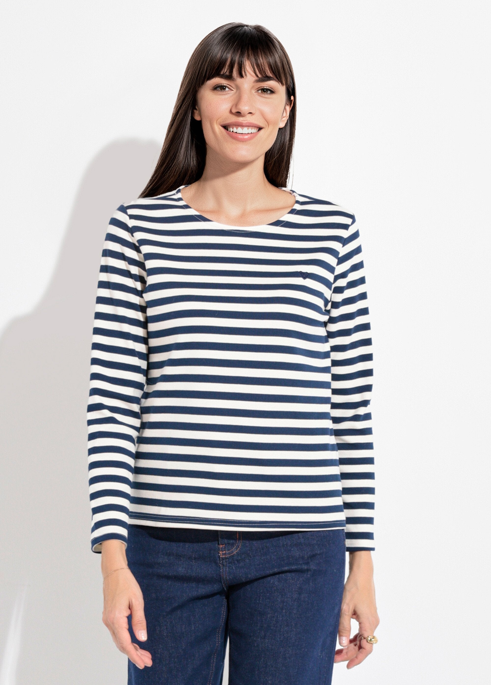 Camisa_de_marinheiro_com_gola_redonda_aberta_e_bordado_de_coração_Marine_FA1_slim