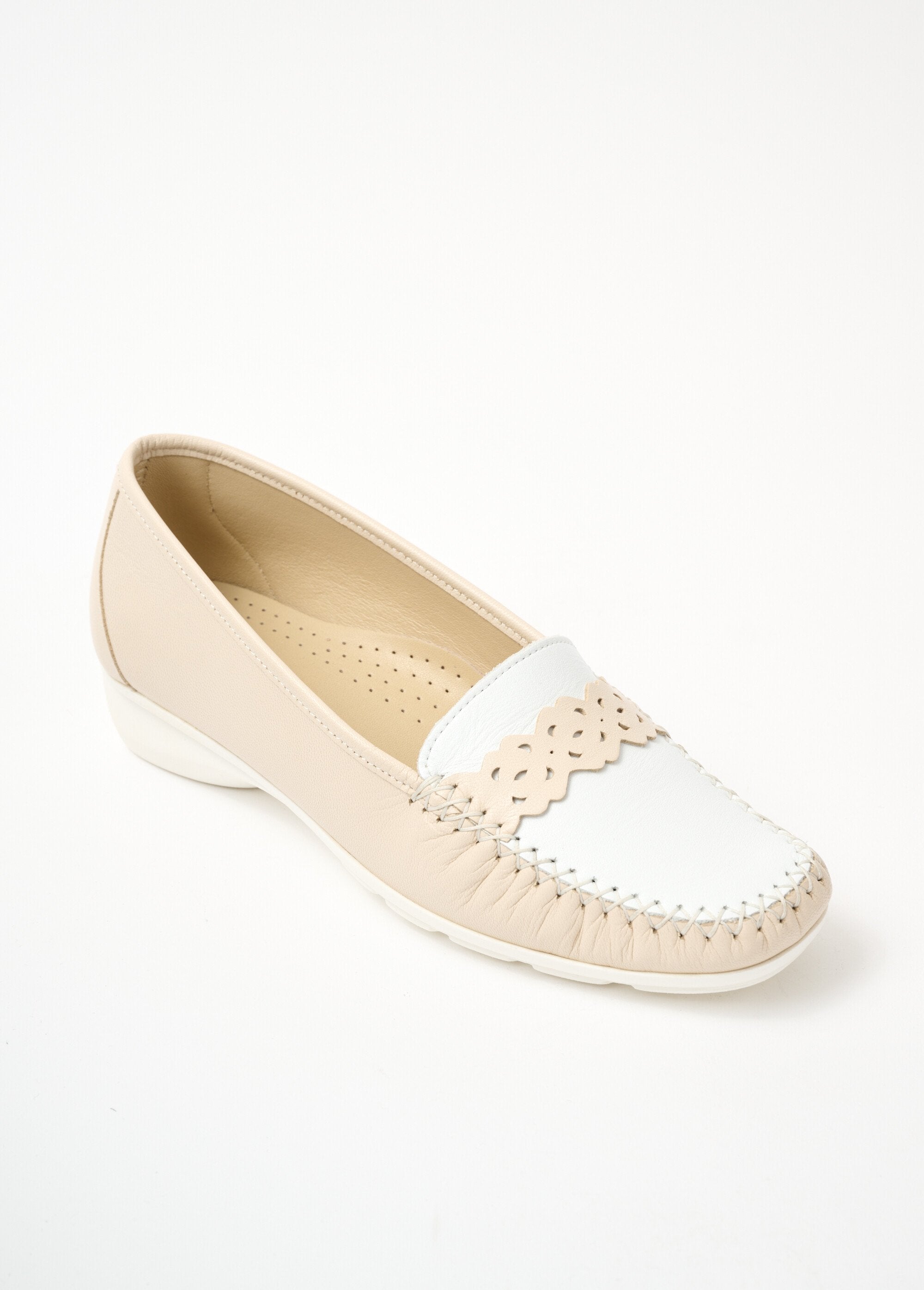 Mocassins_de_couro_com_largura_confortável_Bege_e_branco_FA1_slim