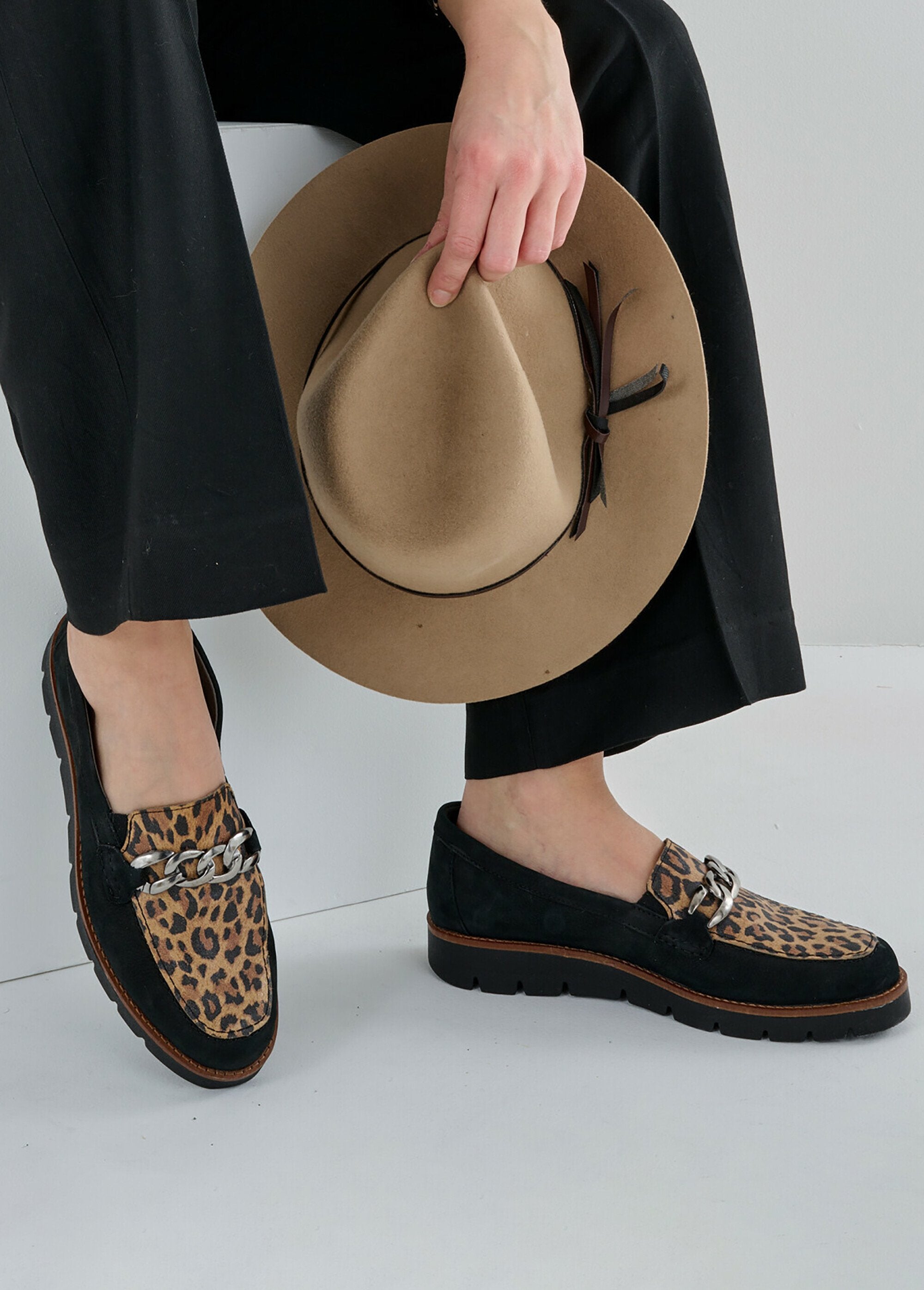 Mocassins_largos_em_pele_com_elos_de_corrente_Leopardo_SF1_slim