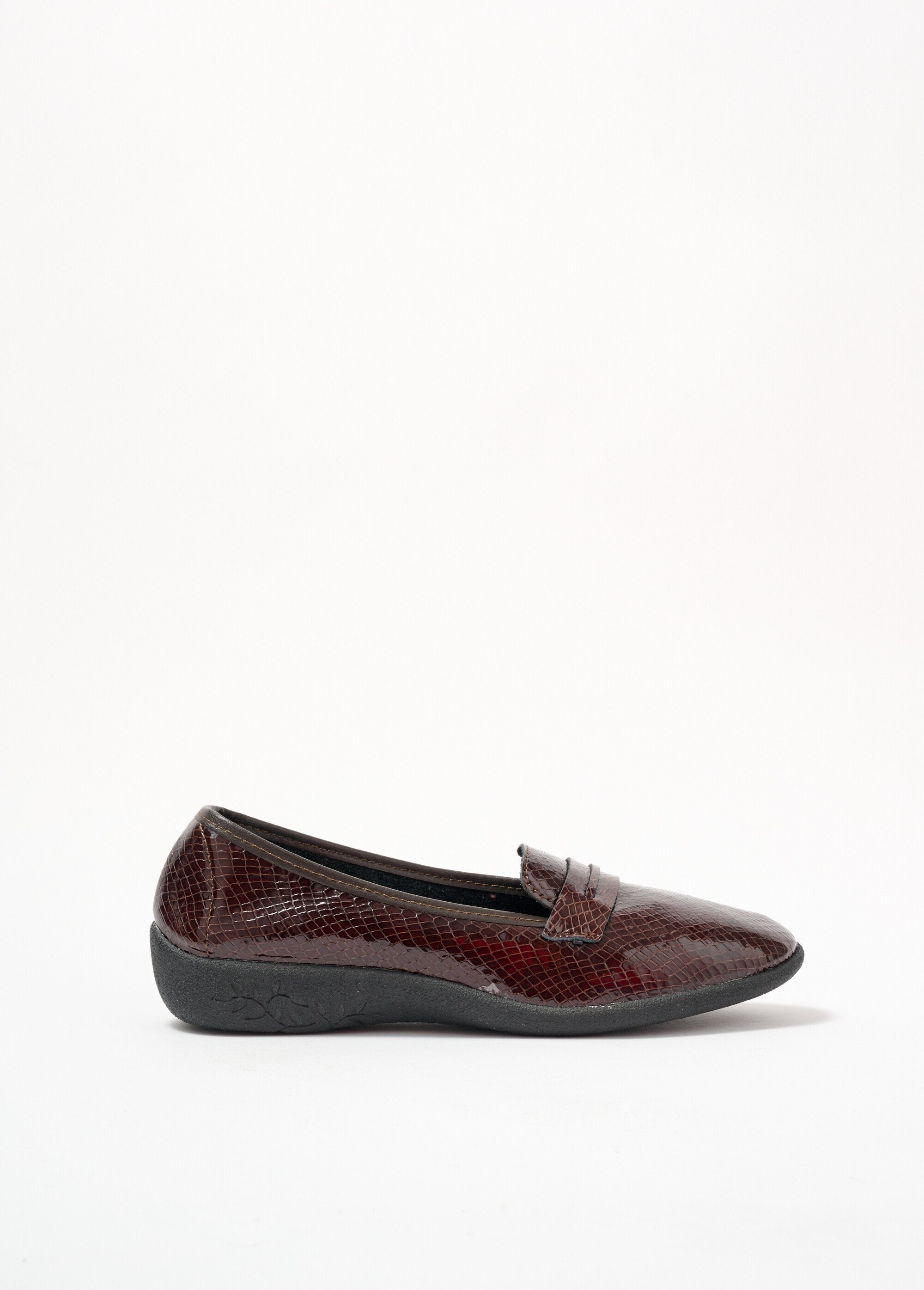 Mocassins_largos_em_pele_com_efeito_de_crocodilo_e_verniz_Marron_DR1_slim