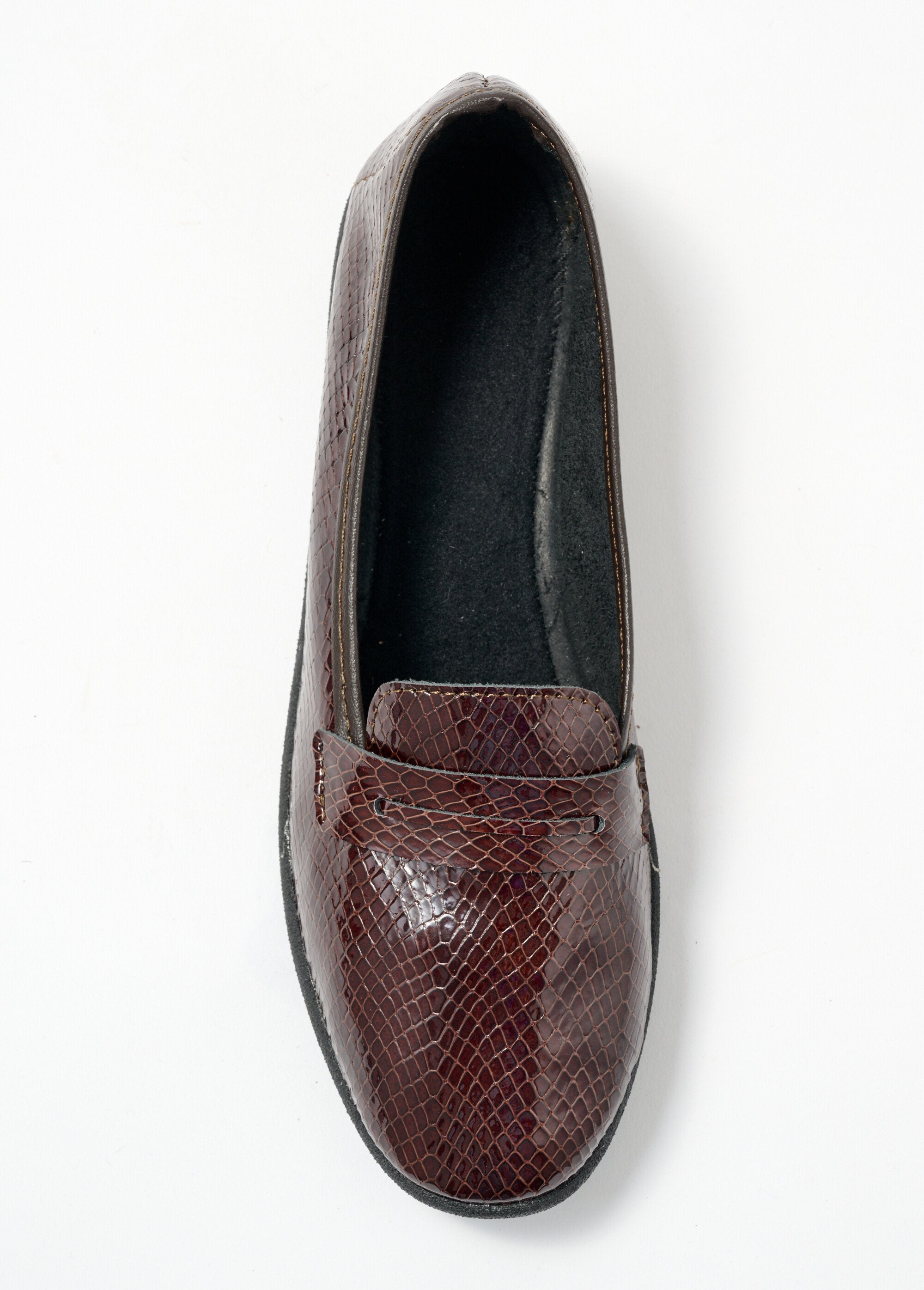 Mocassins_largos_em_pele_com_efeito_de_crocodilo_e_verniz_Marron_OV1_slim