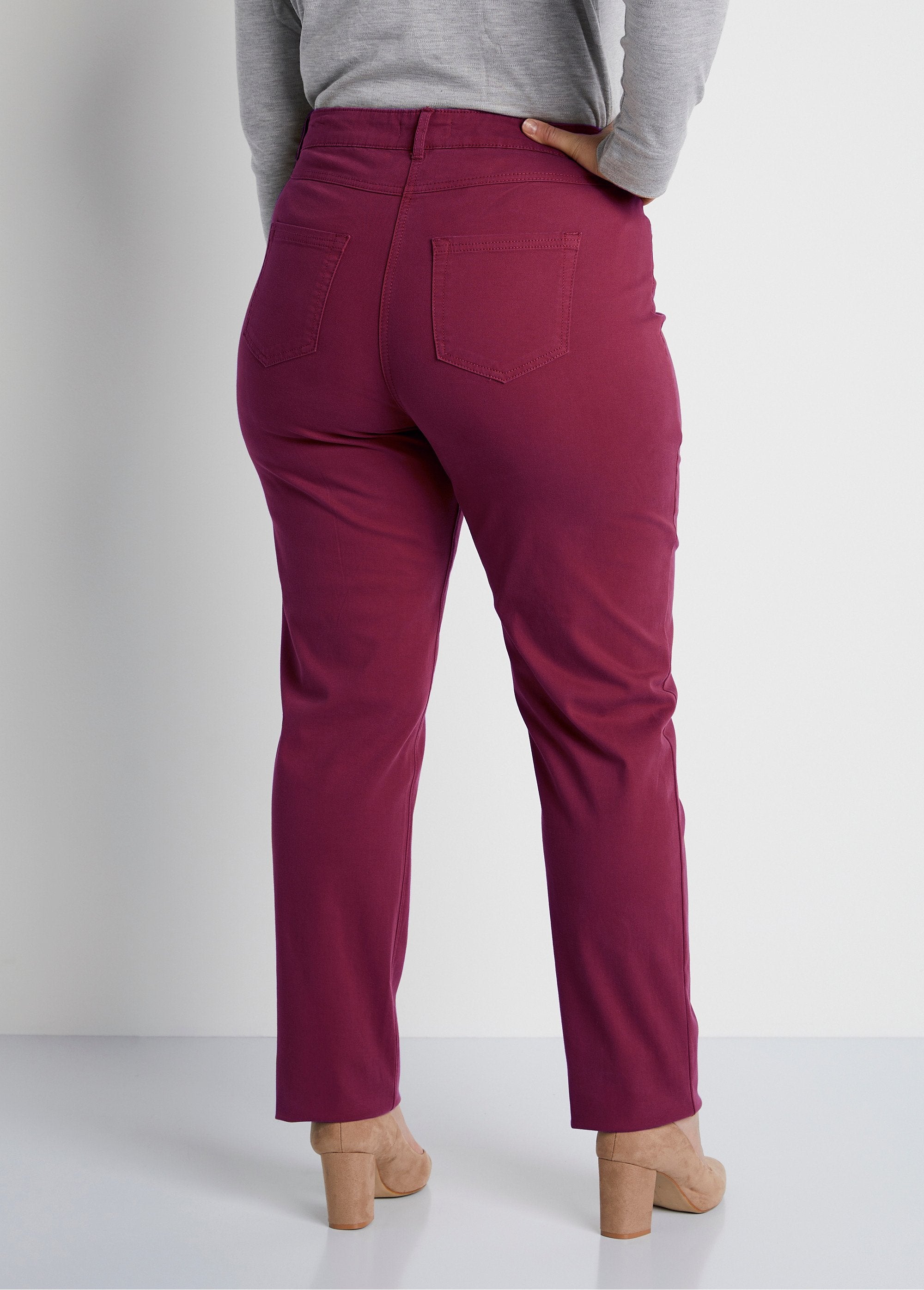 Calça_reta_de_algodão_stretch_com_5_bolsos_Bordéus_DO1_curvy