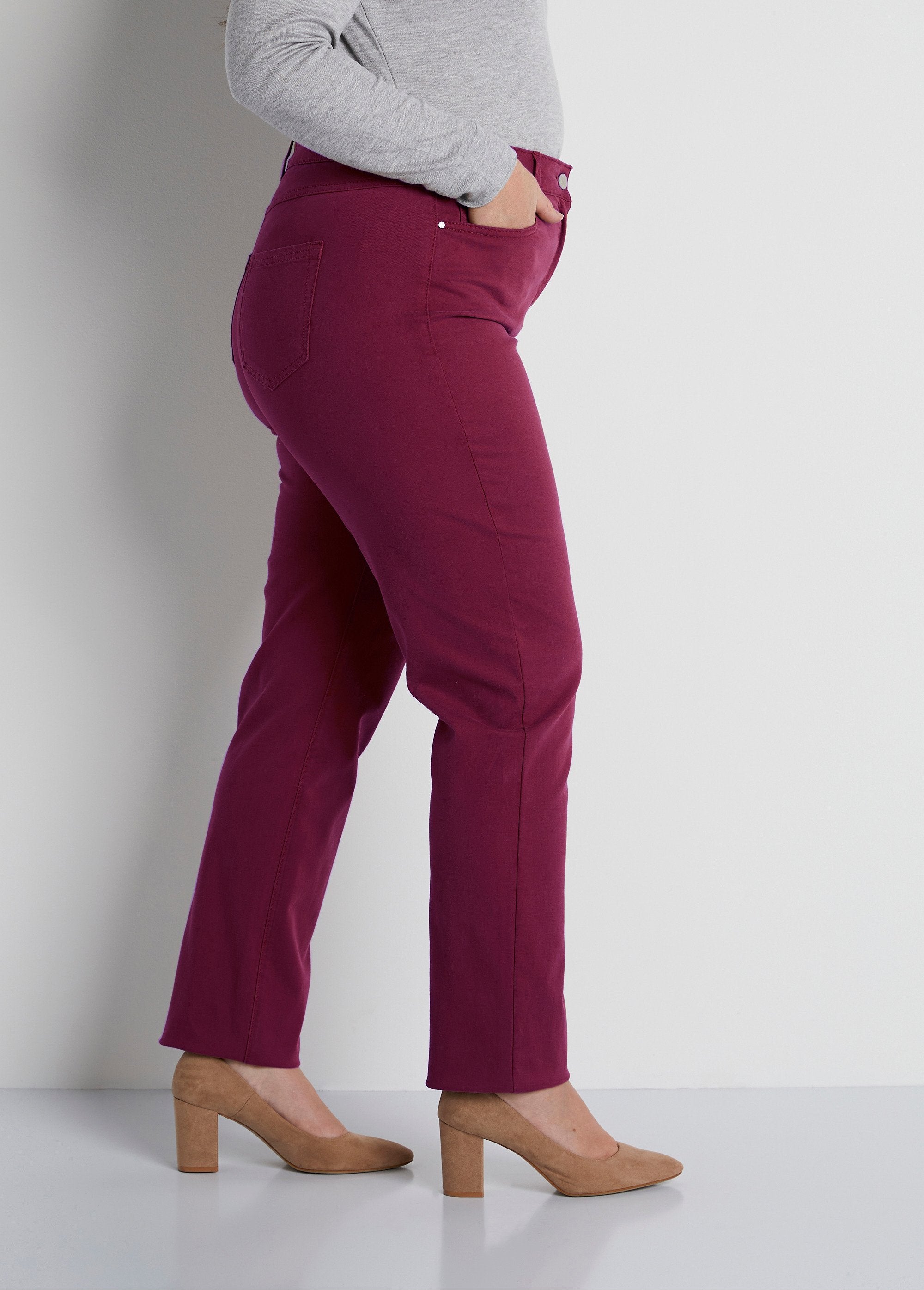 Calça_reta_de_algodão_stretch_com_5_bolsos_Bordéus_DR1_curvy