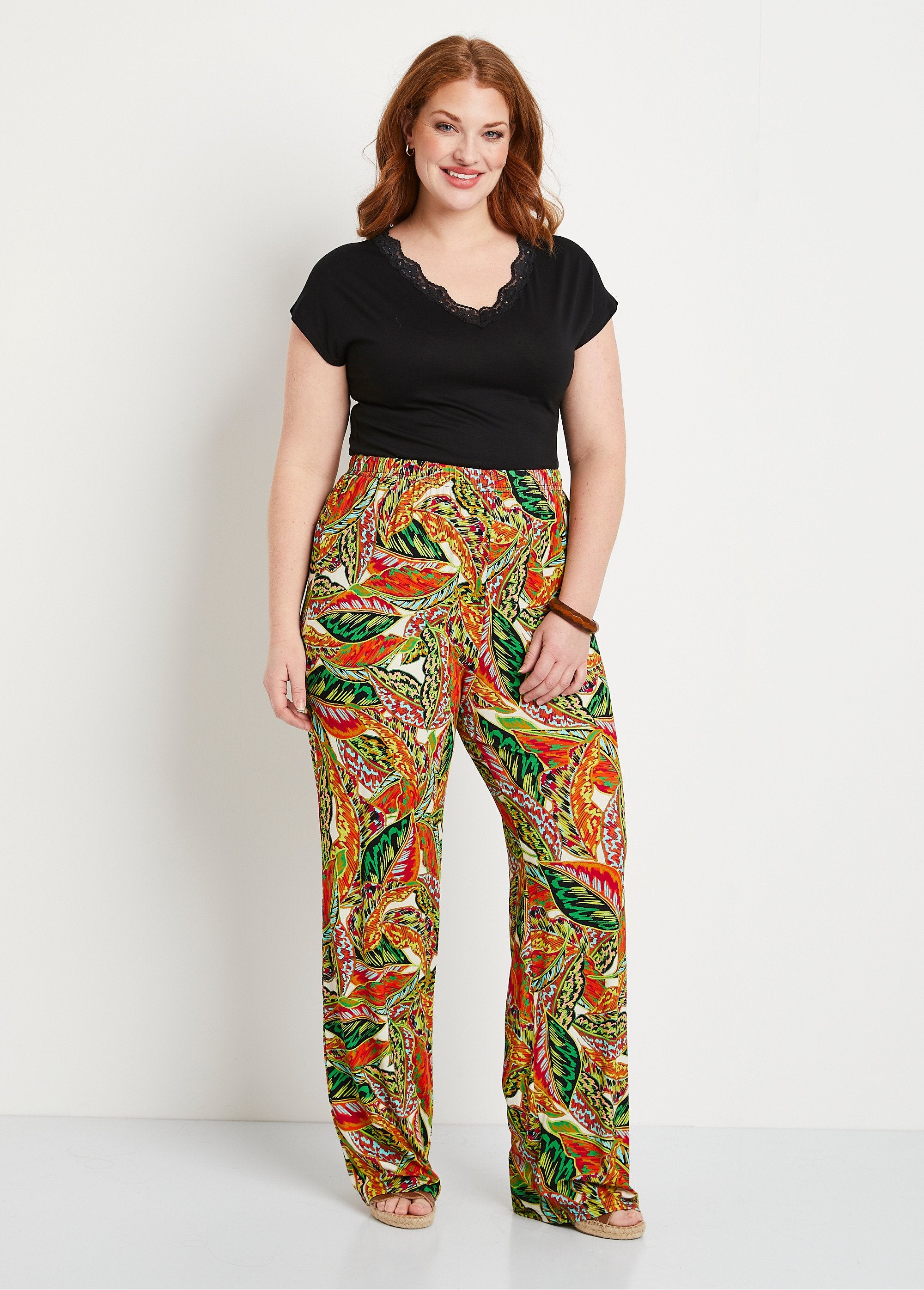 Calça_com_estampa_de_folhagem_com_cós_elástico_Verde_e_vermelho_SF1_curvy