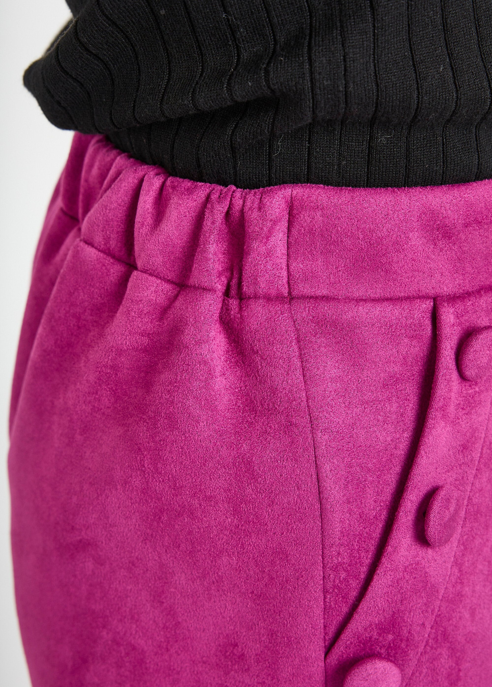 Calças_de_perna_direita_com_cintura_elástica_em_tecido_de_camurça_Cassis_DE1_slim