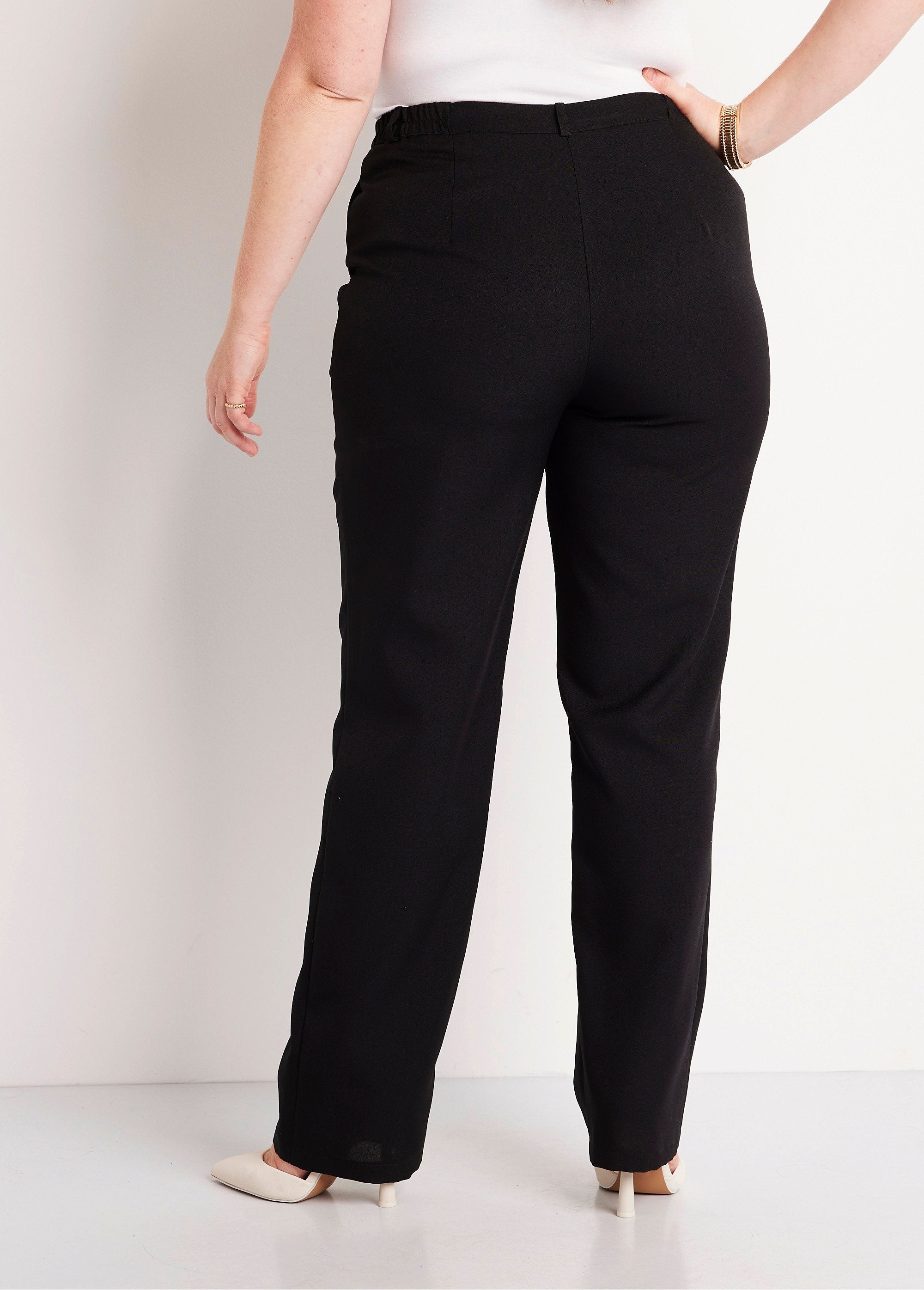 Calça_reta_lisa_com_cintura_semi_elástica_PRETO_DO1_curvy