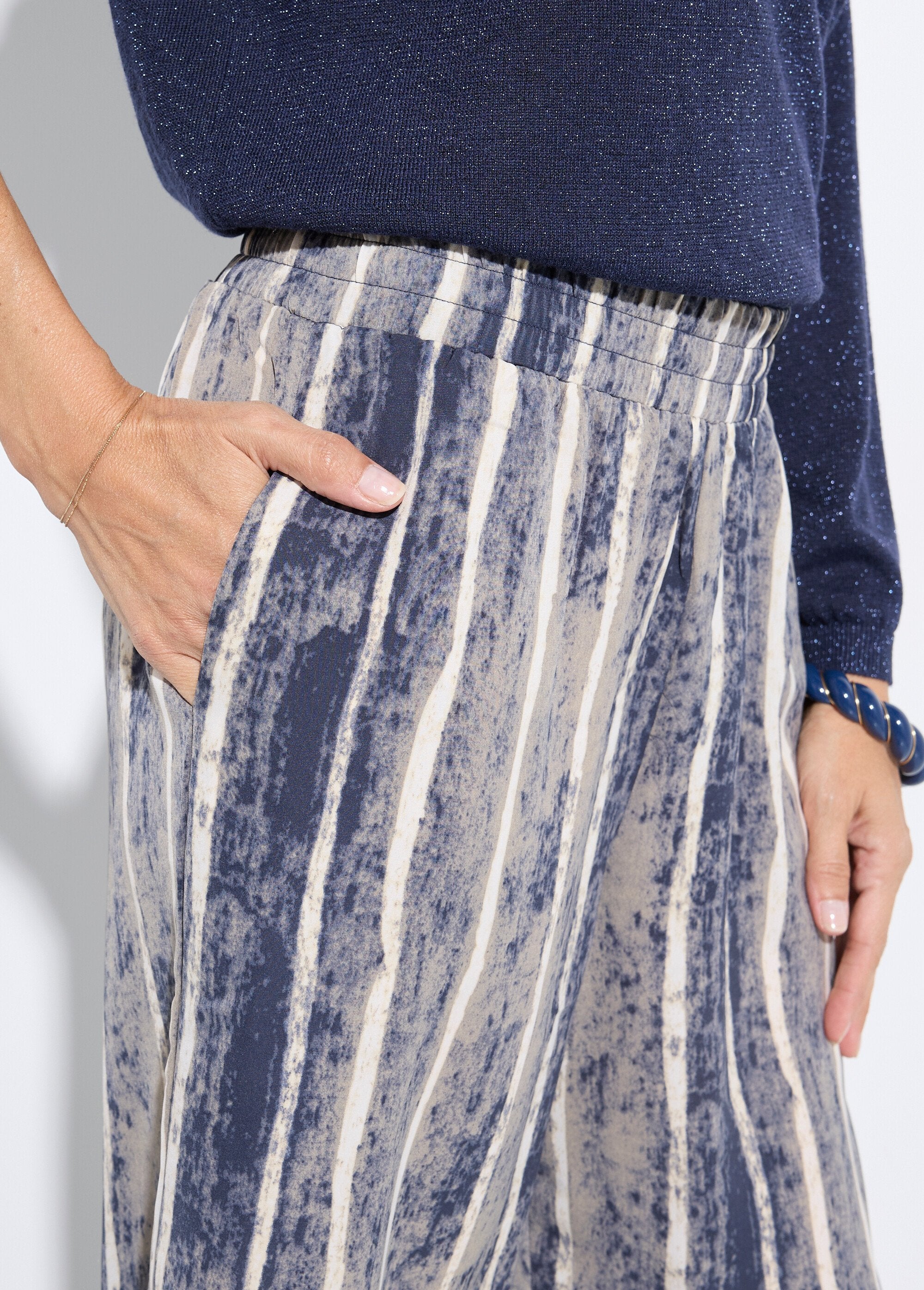 Pantalon_fluide_élastiqué,_imprimé_rayé_Gris_et_ecru_DE1_slim