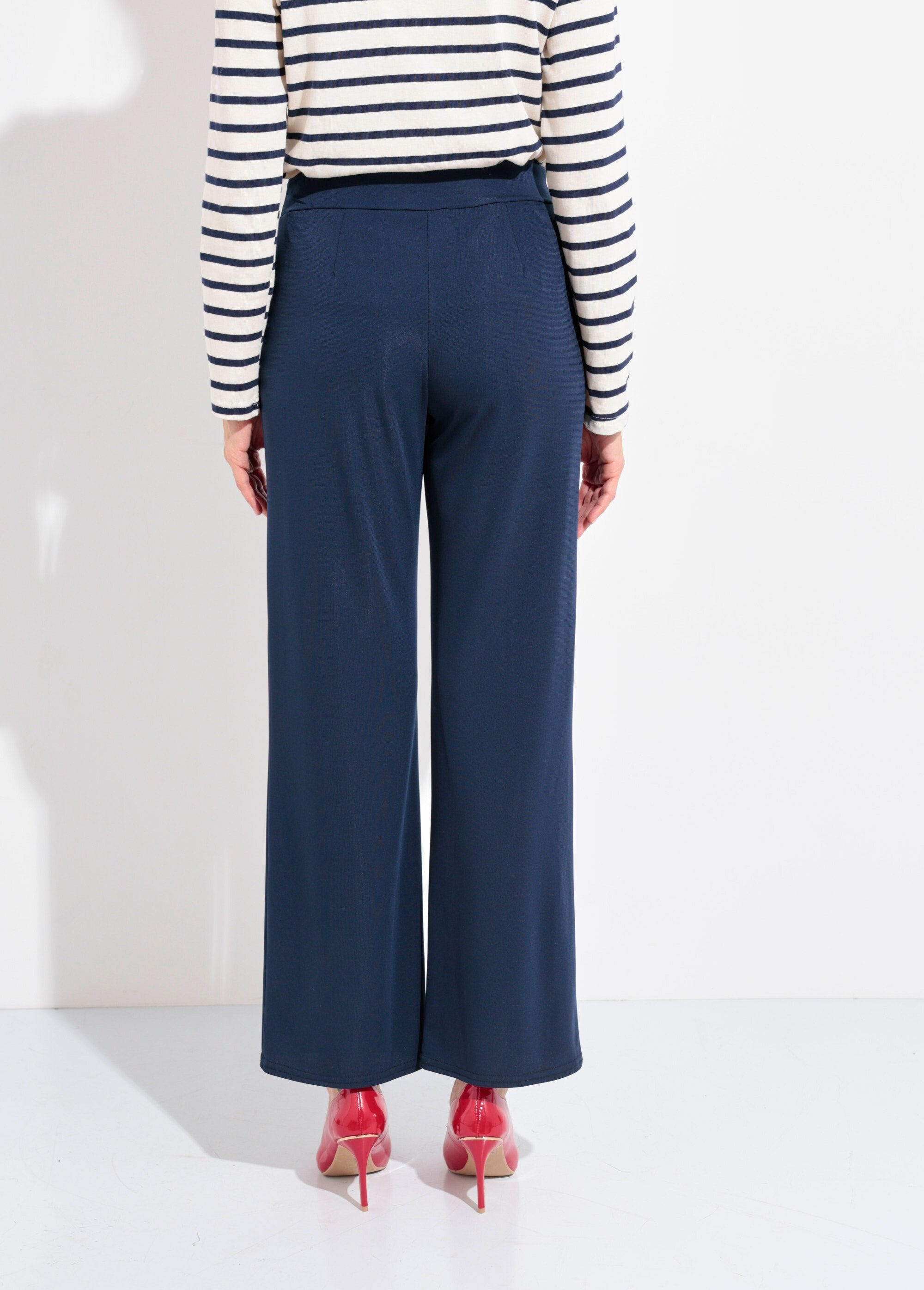 Calça_elástica_e_esvoaçante_com_cinto_Marine_DO1_slim