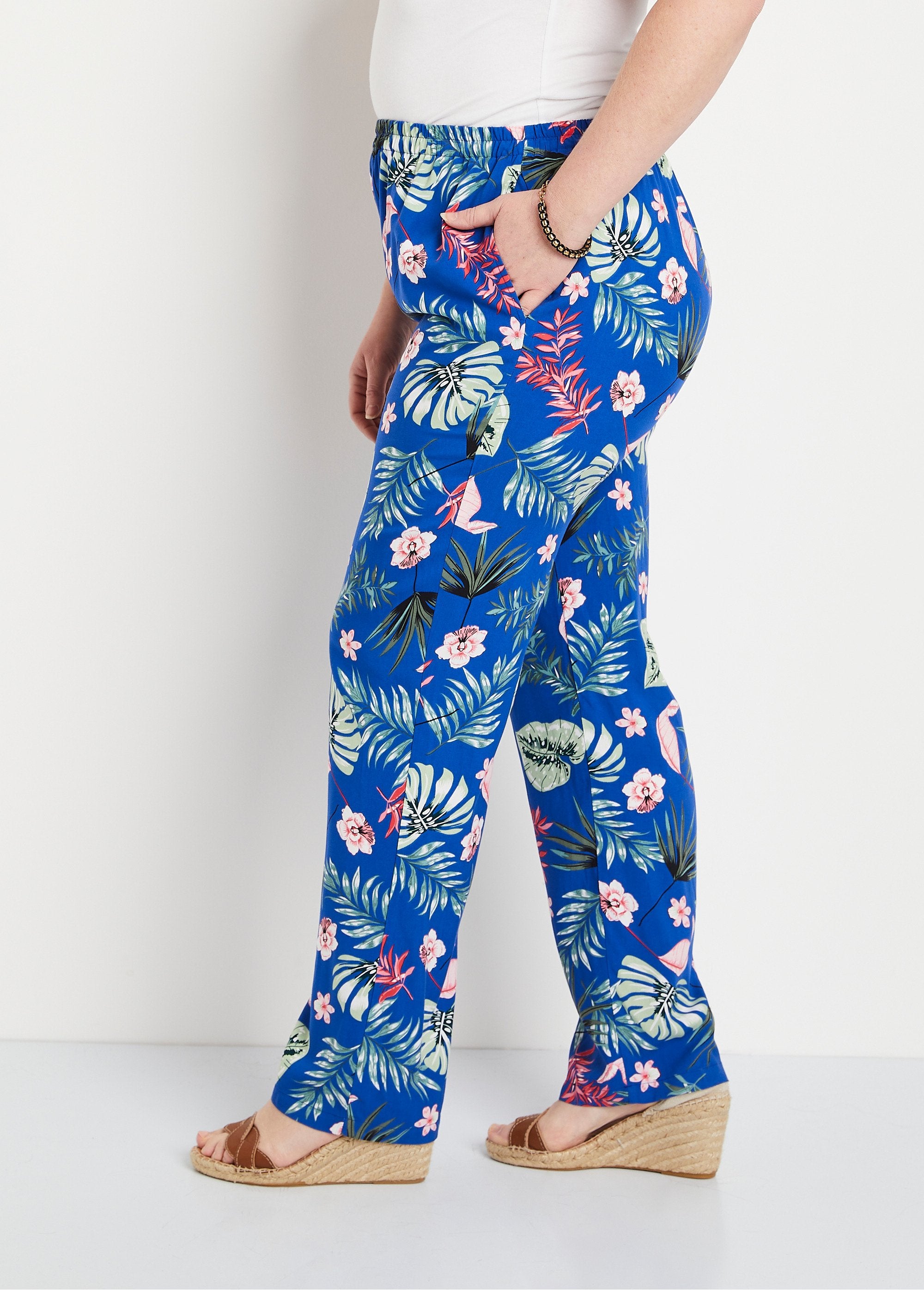 Calça_estampada_com_cintura_elástica_Fundo_azul_real_DR1_curvy