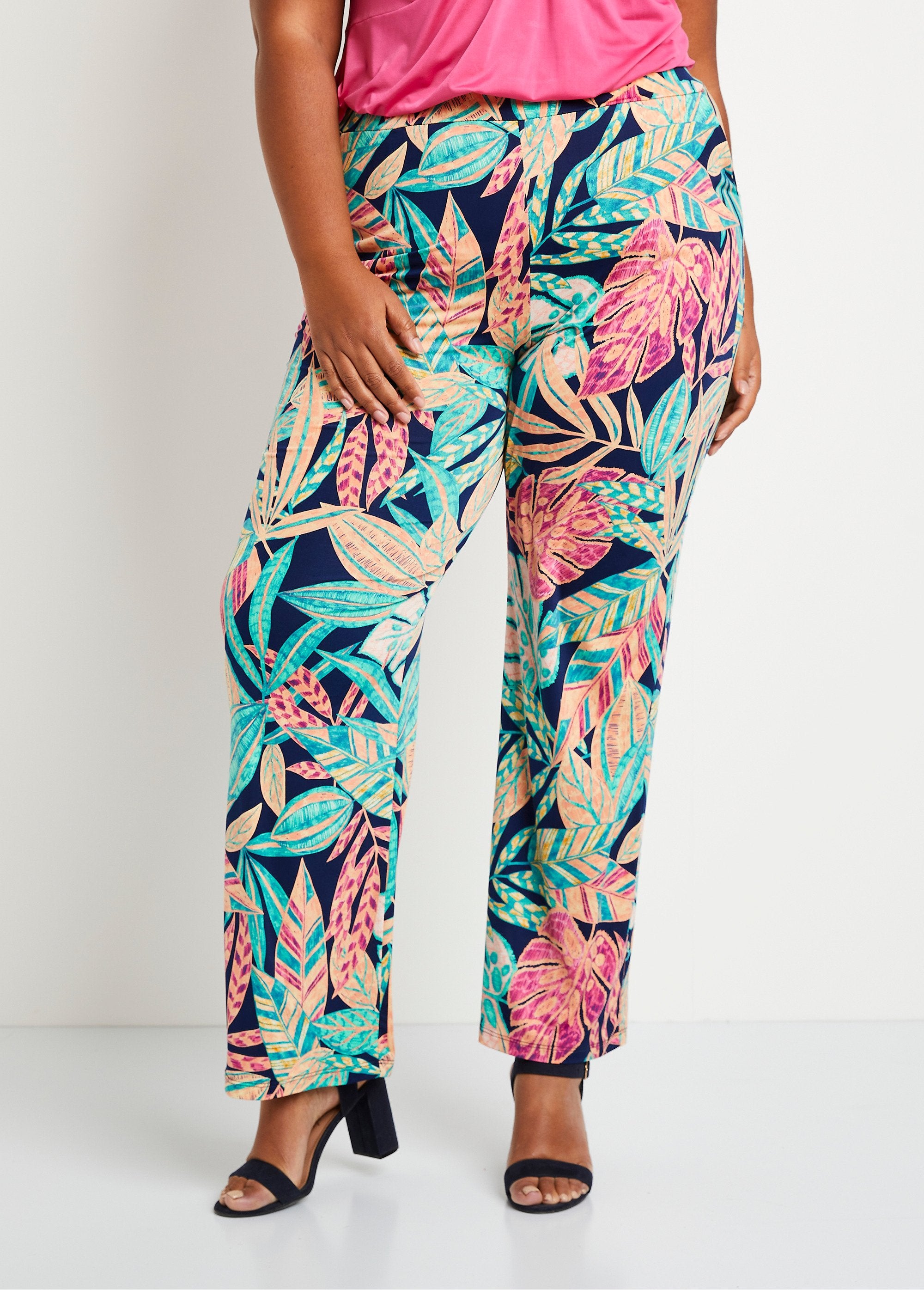 Calça_com_cinto_elástico_de_folhagem_larga_Verde_e_rosa_FA1_curvy